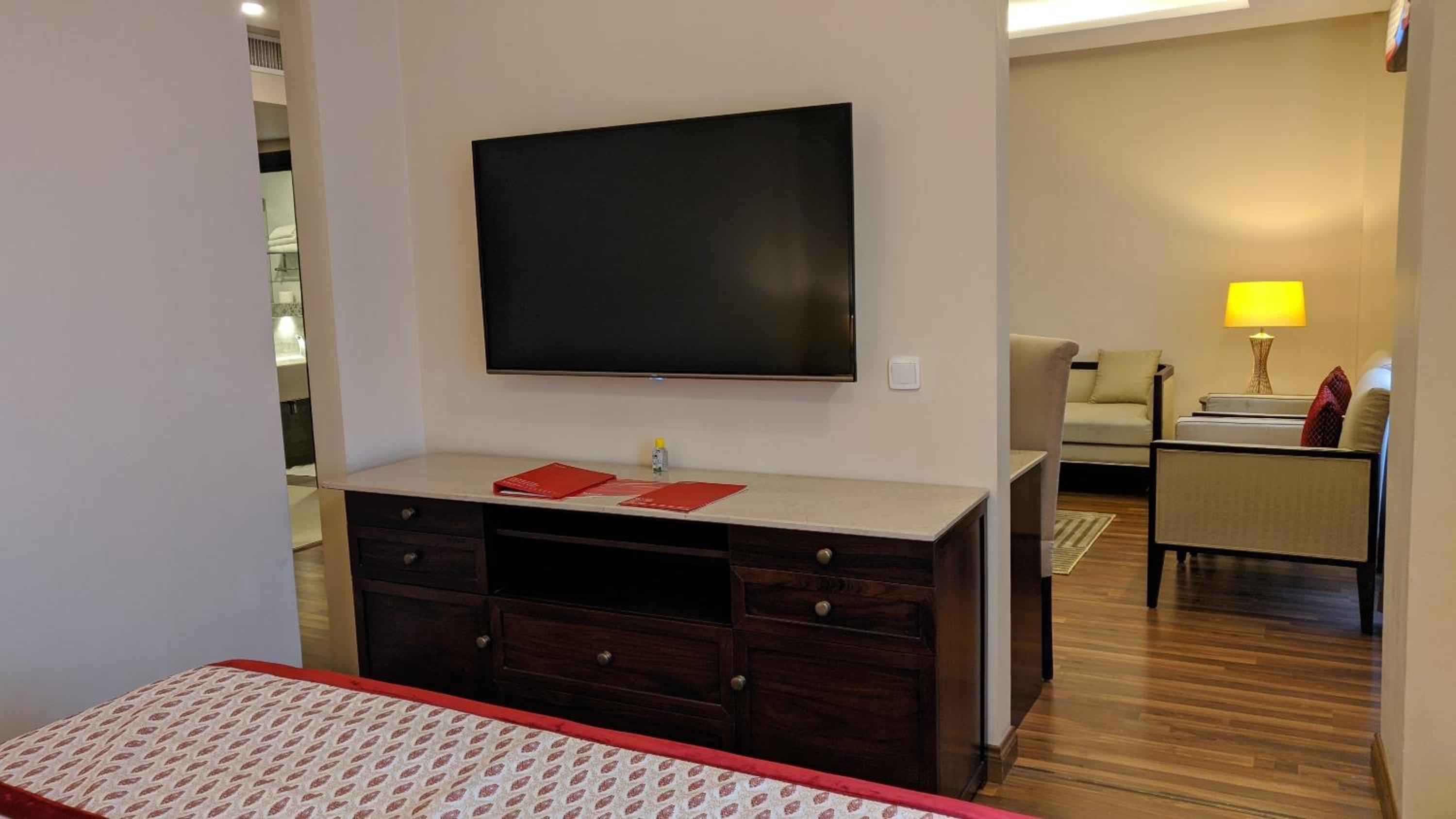 Junior King Suite - Non-Smoking - Photo 5