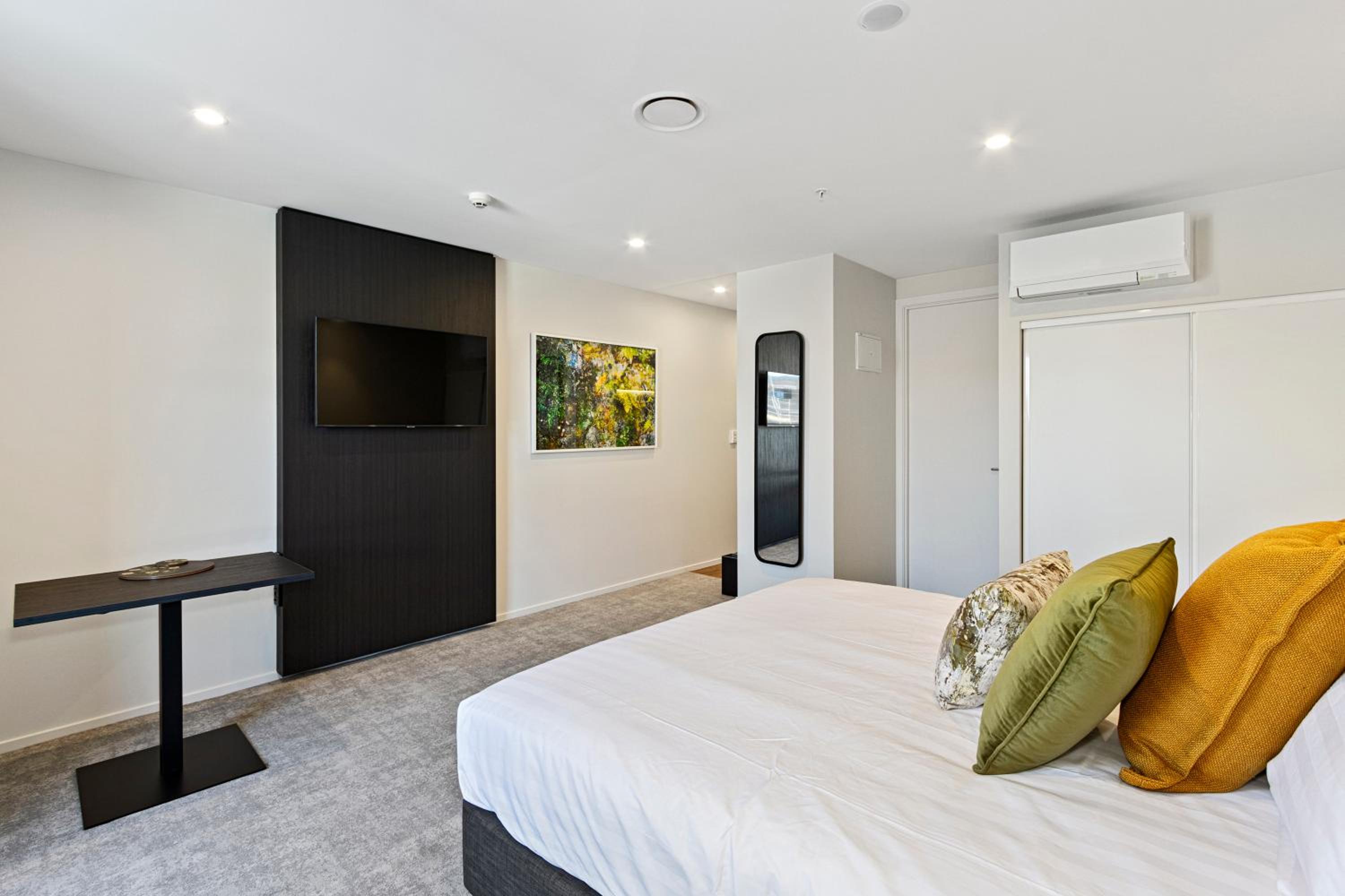 One-Bedroom King Suite - Photo 9
