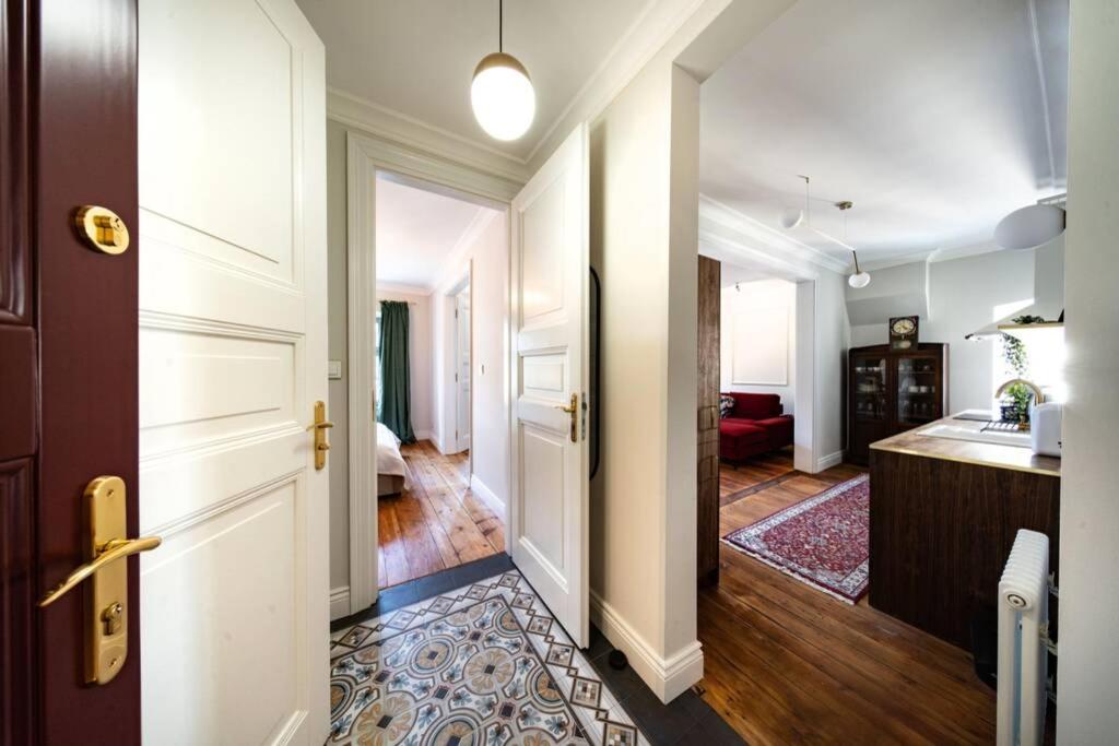 One-Bedroom Apartment - Photo 2