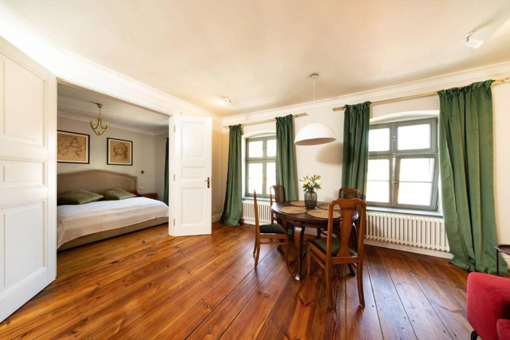 One-Bedroom Apartment - Photo 3
