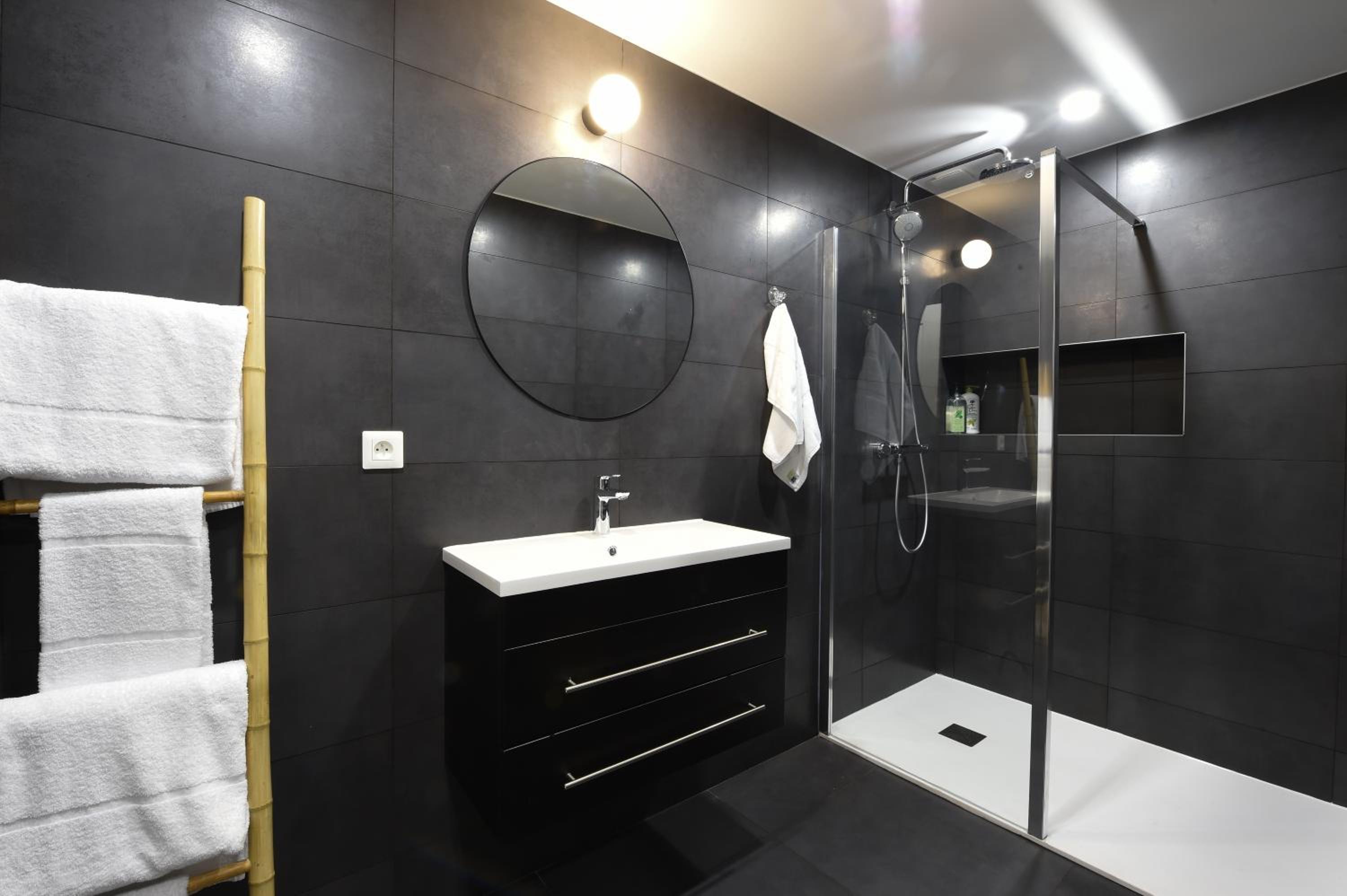 One-Bedroom Apartment - Photo 2