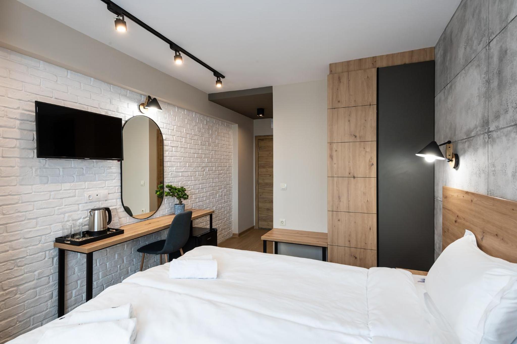 Double or Twin Room with Balcony - Photo 4