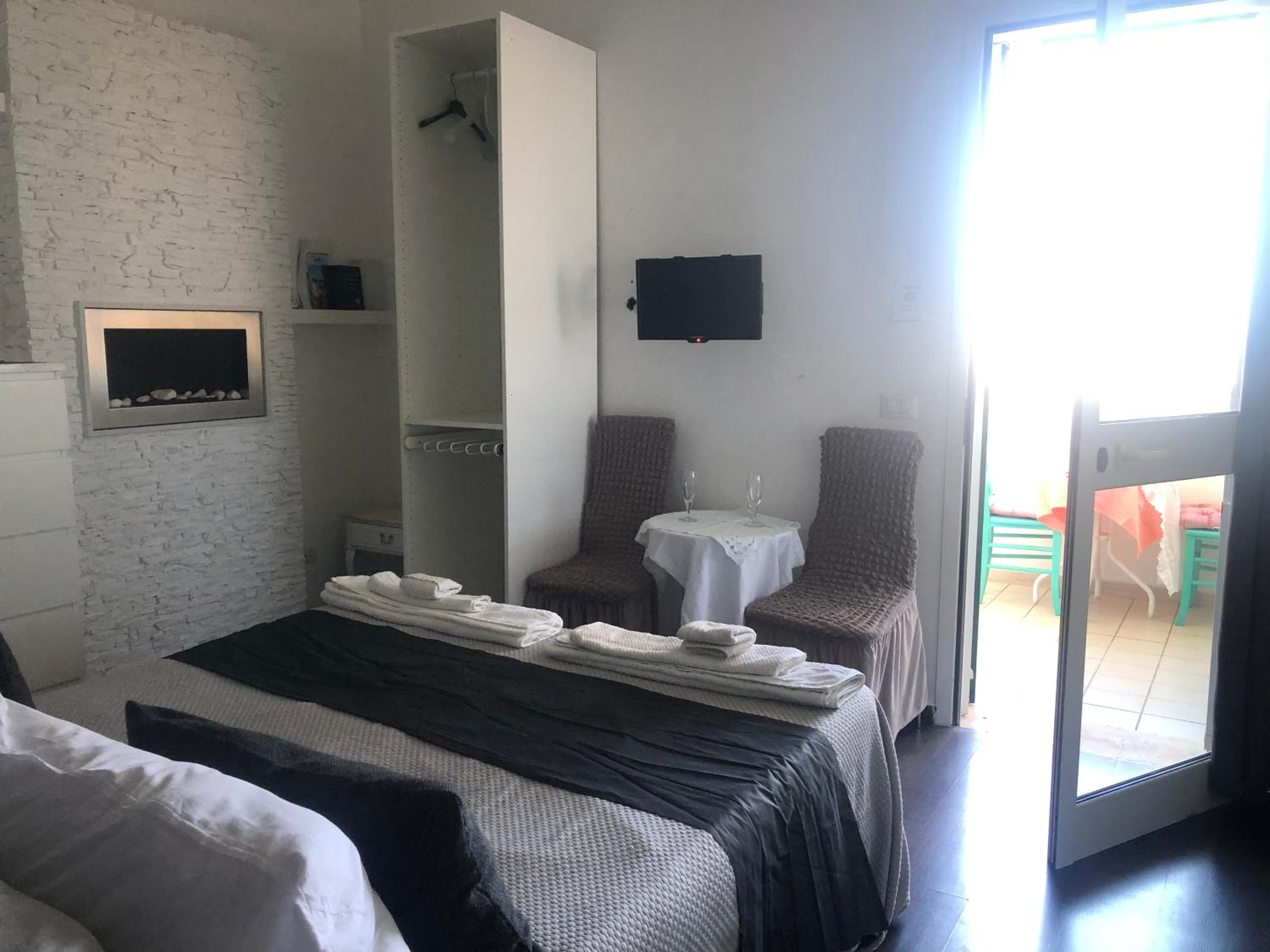 Deluxe Double Room with Sea View - Photo 22