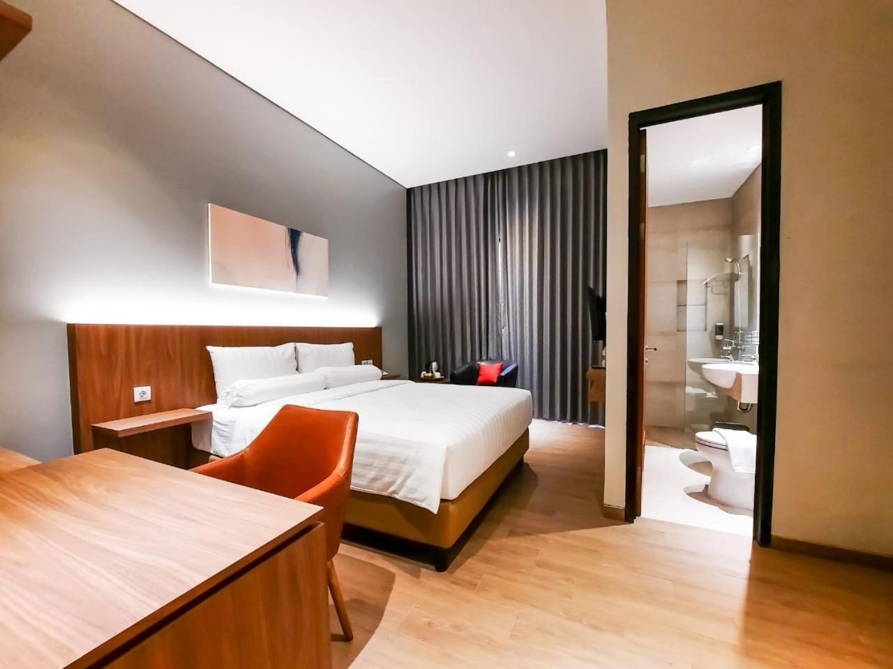 Executive Suite - Photo 4