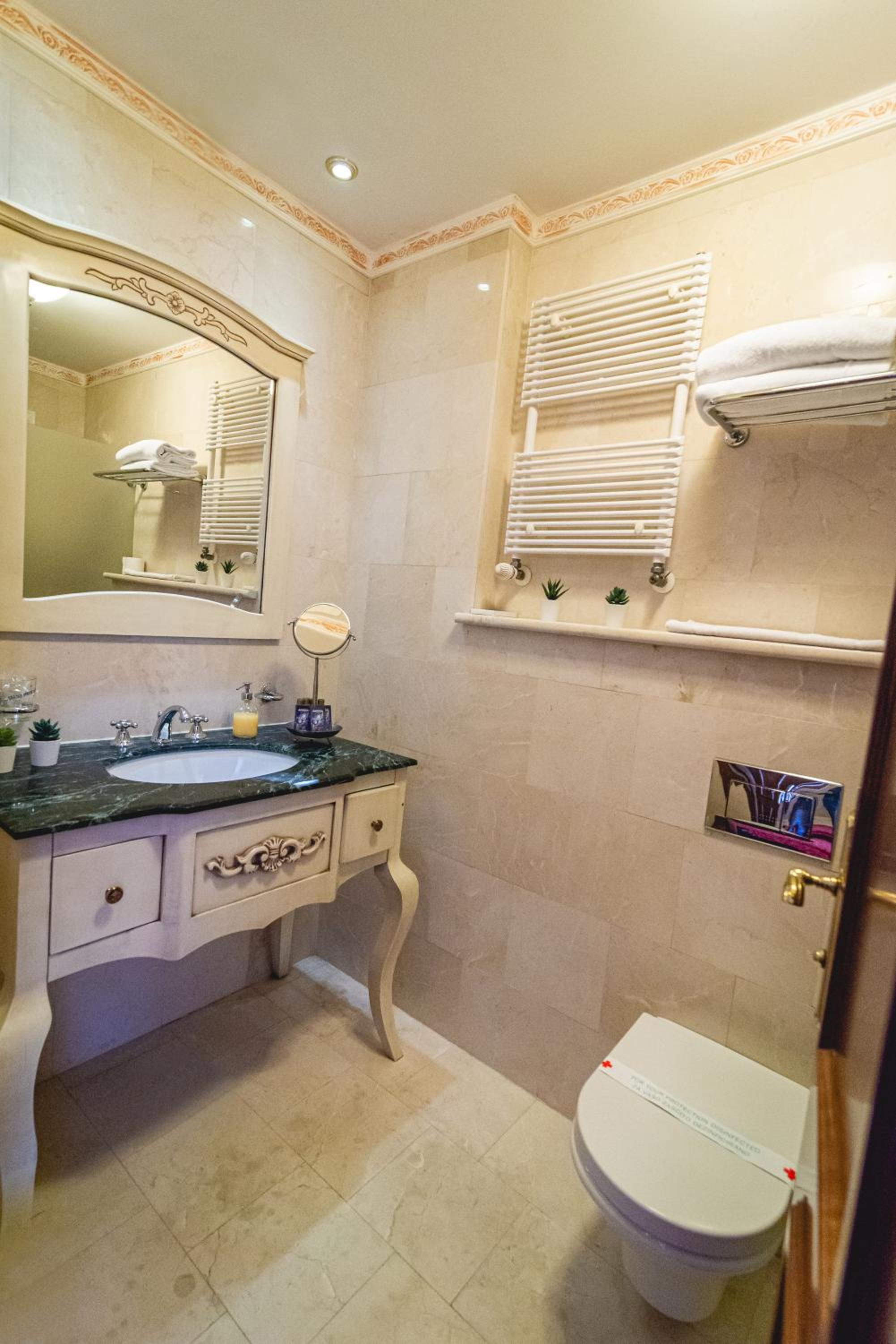 Standard Twin Room - Photo 9