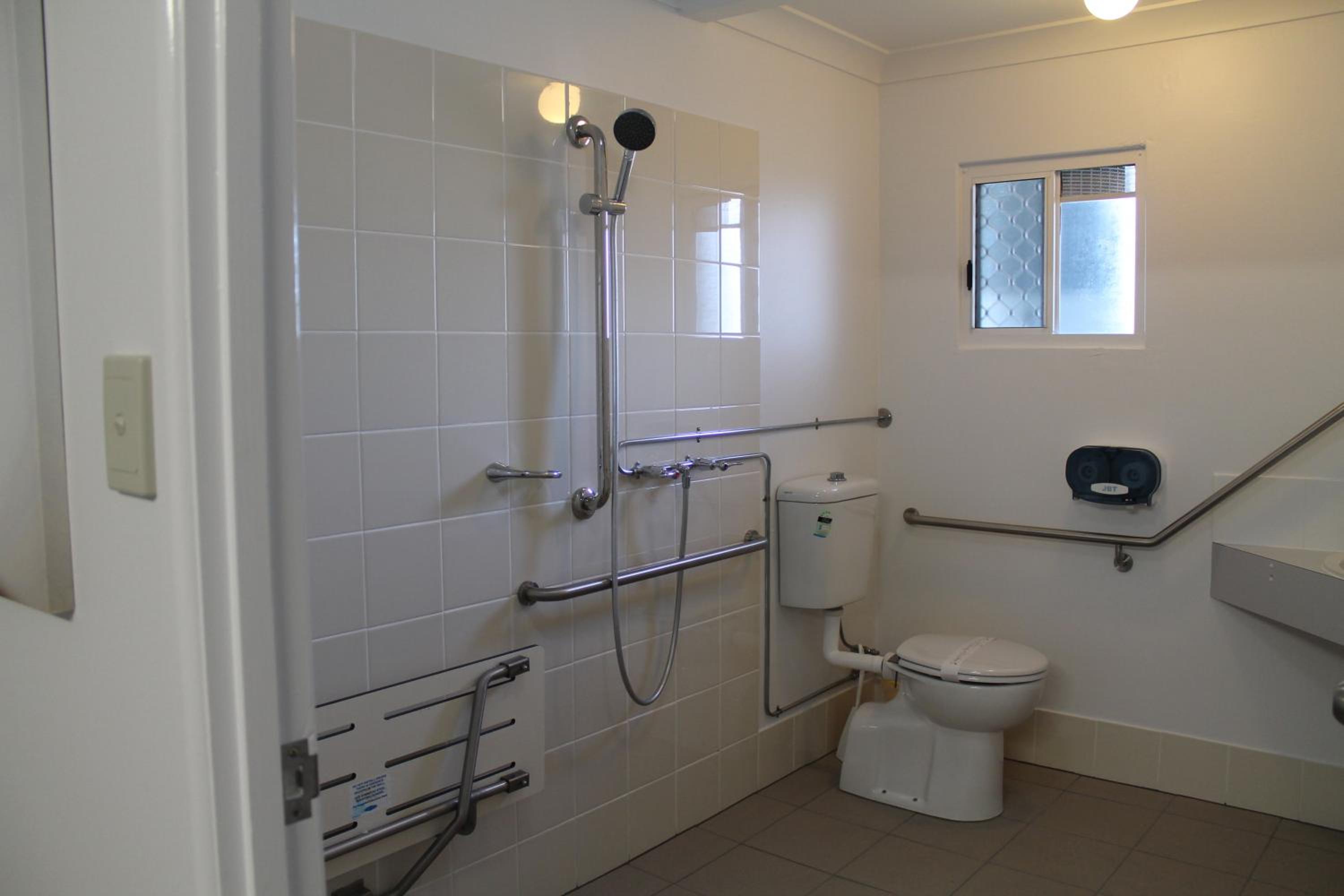 Queen Room - Disability Access photo 2