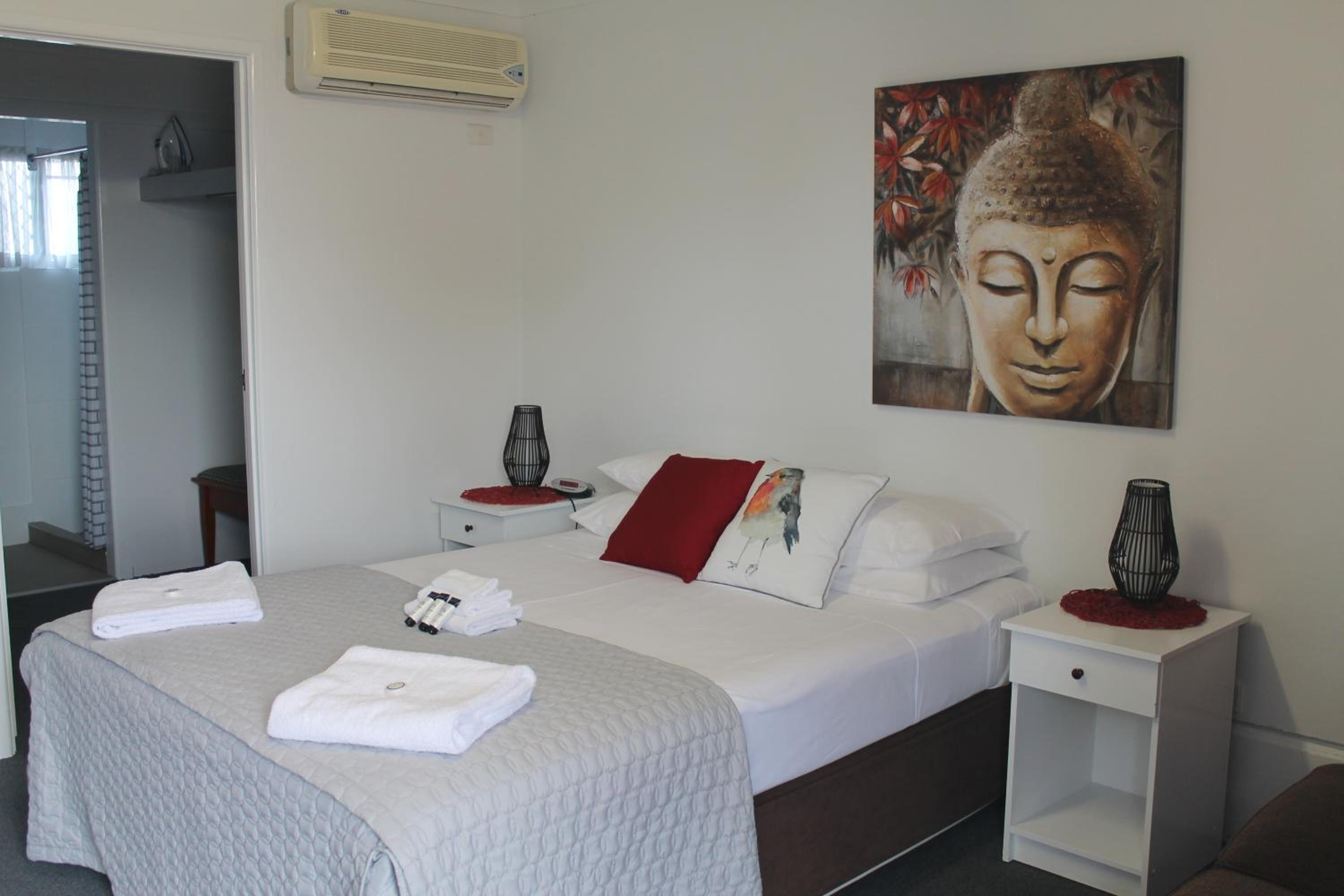 Queen Room - Disability Access photo 1