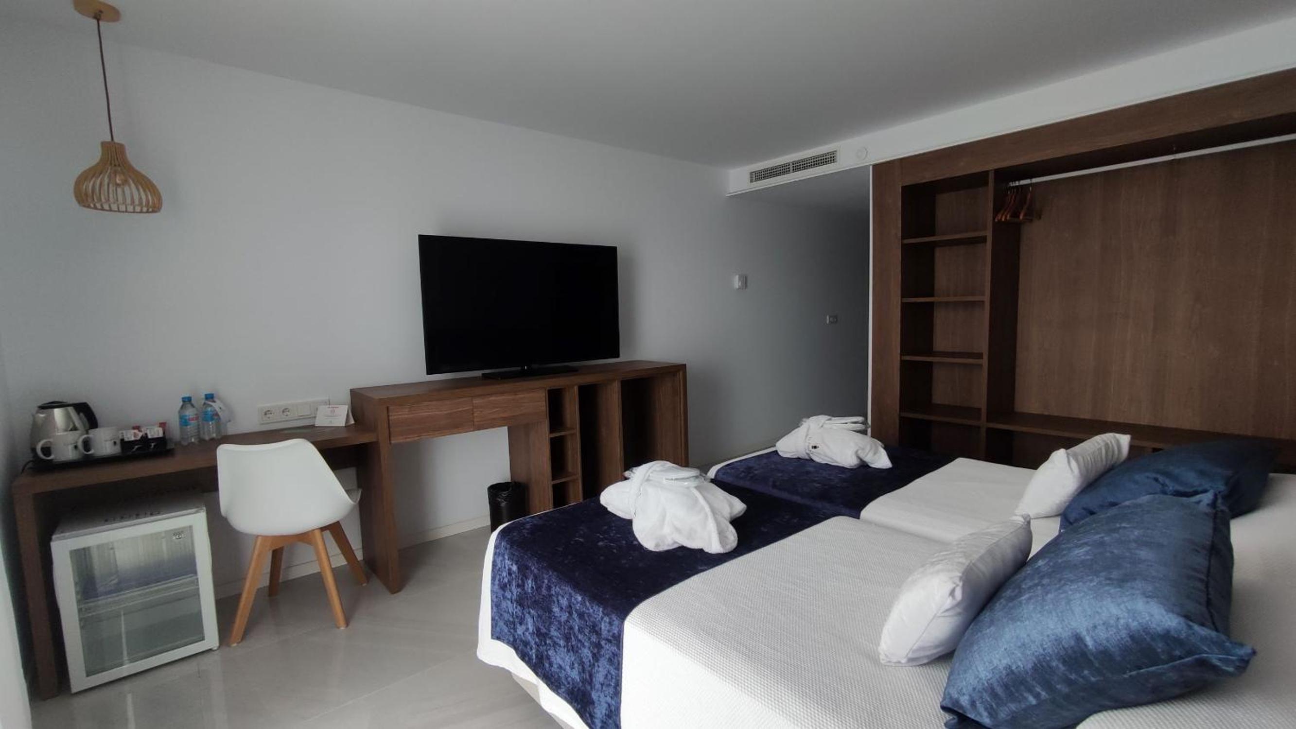 Junior Suite with Outdoor Jacuzzi - Photo 7