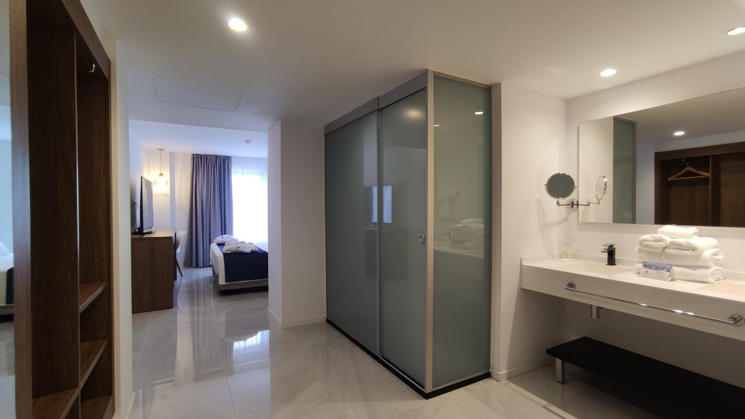 Junior Suite with Outdoor Jacuzzi - Photo 2