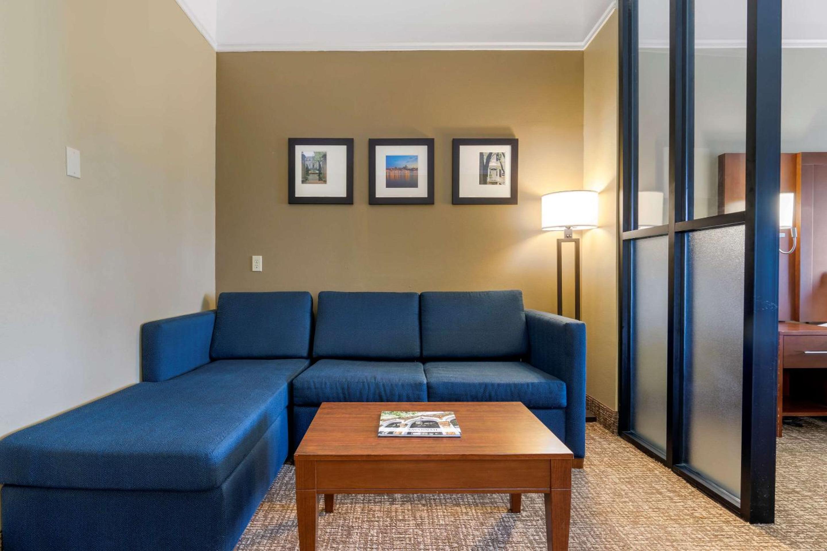 King Suite With Whirlpool - No Pets photo 3