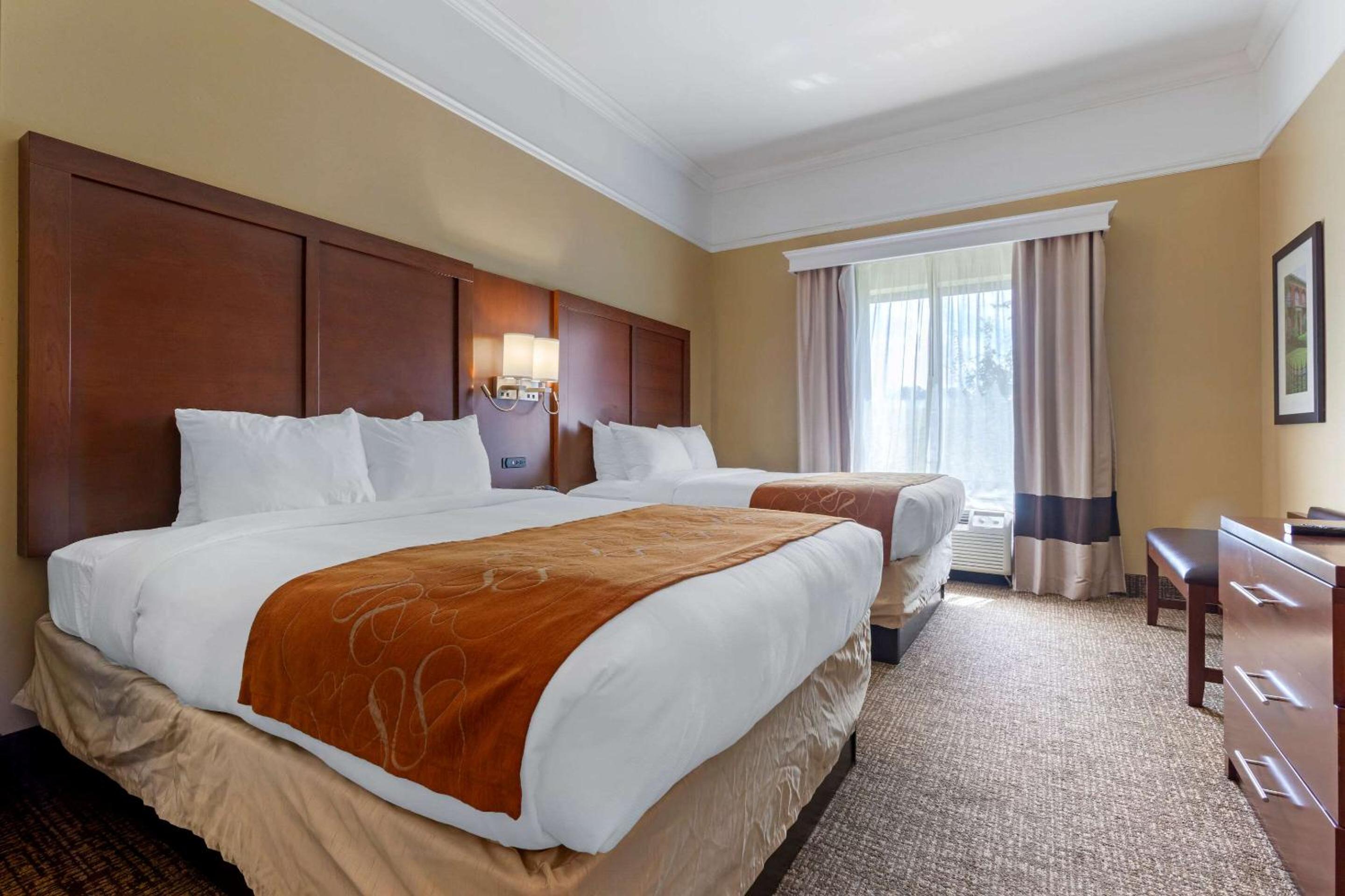 Queen Suite with Two Queen Beds - Non-Smoking photo 2