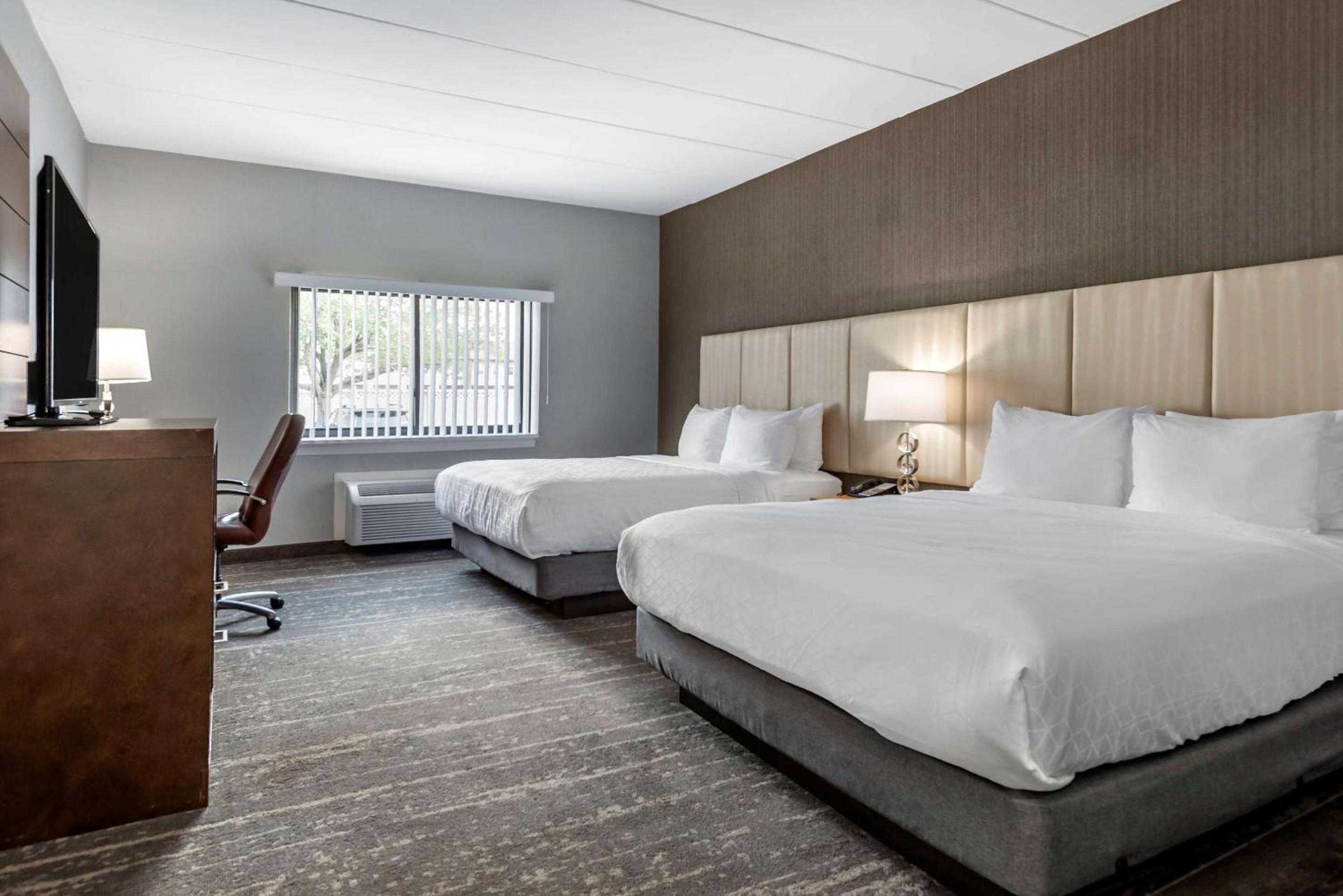 Queen Room with Two Queen Beds - Non-Smoking photo 3