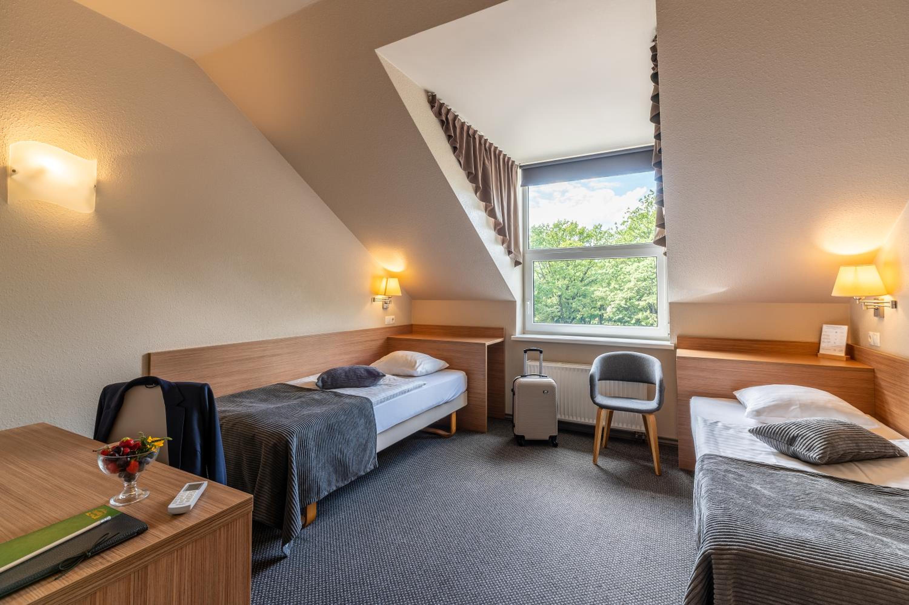 Business Twin Room - Photo 3
