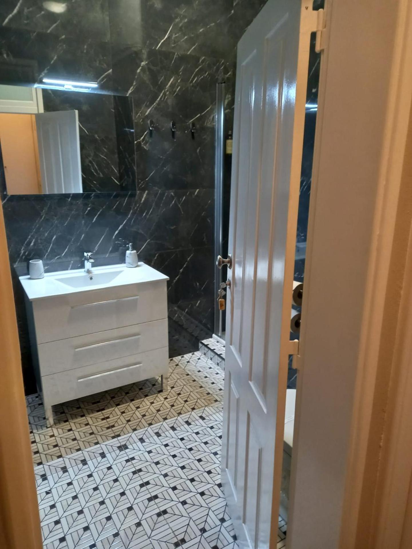 Double Room with Private Bathroom - Photo 4