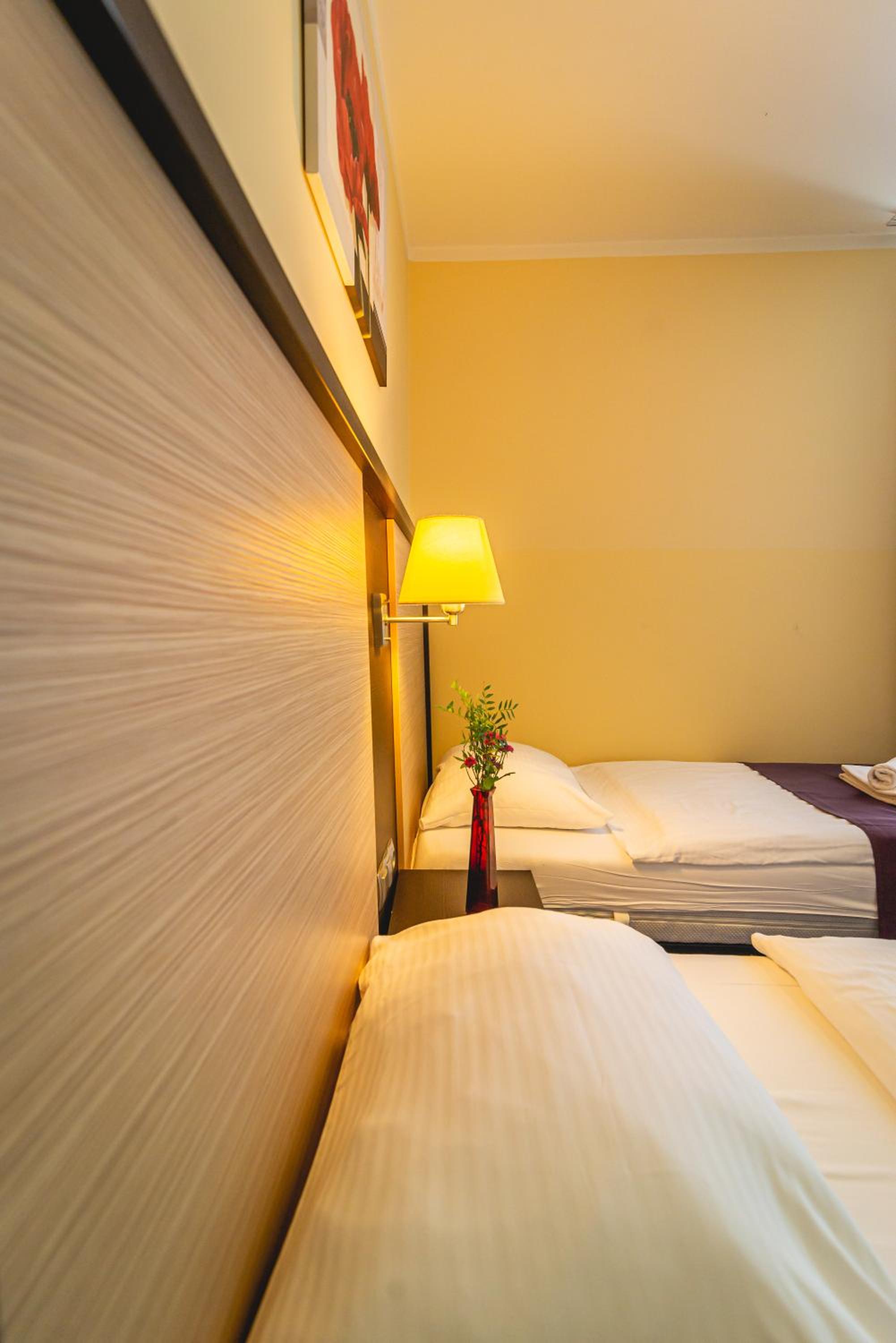 Twin Room - Photo 2