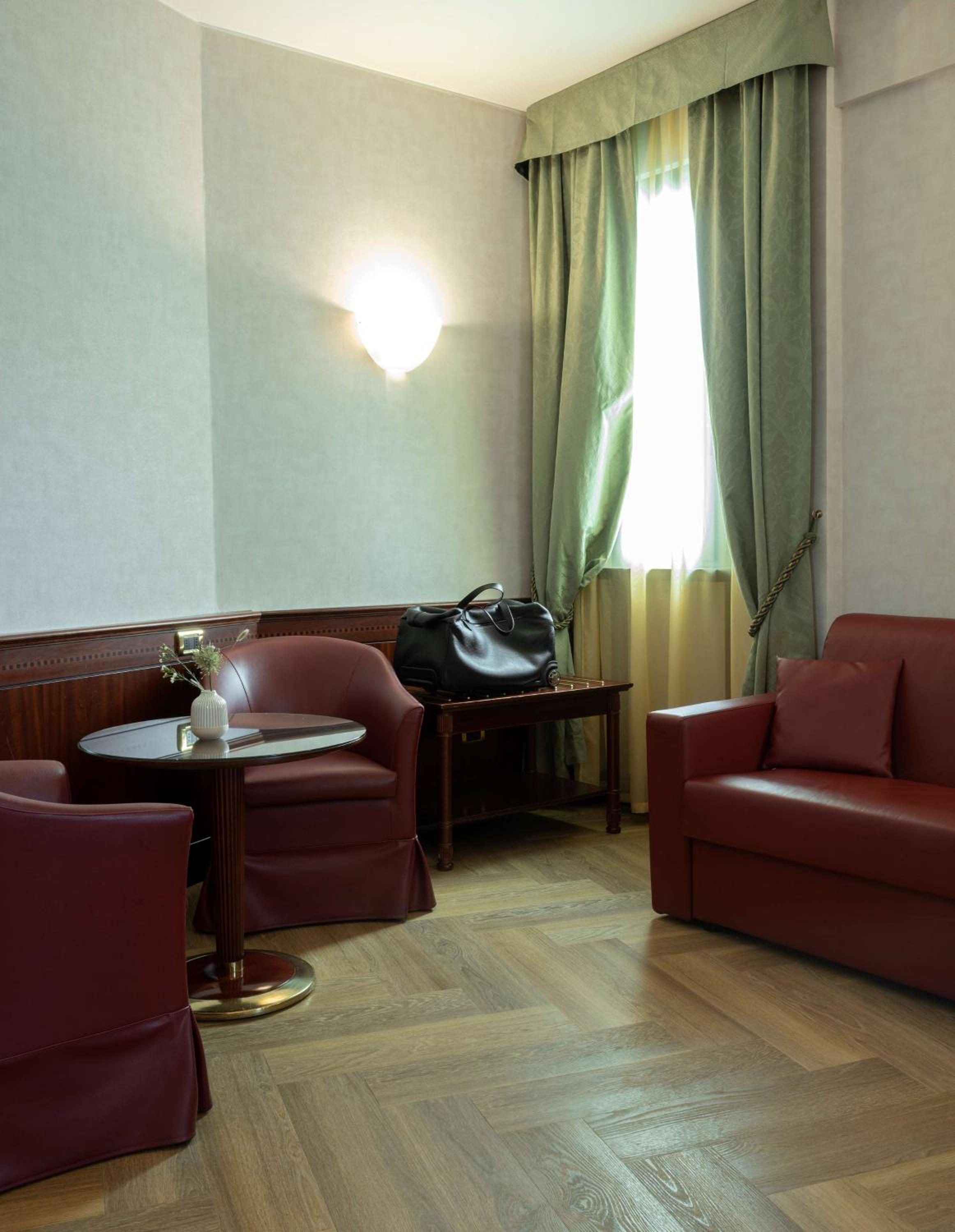 Family Room With Sofa Bed thumbnail 6