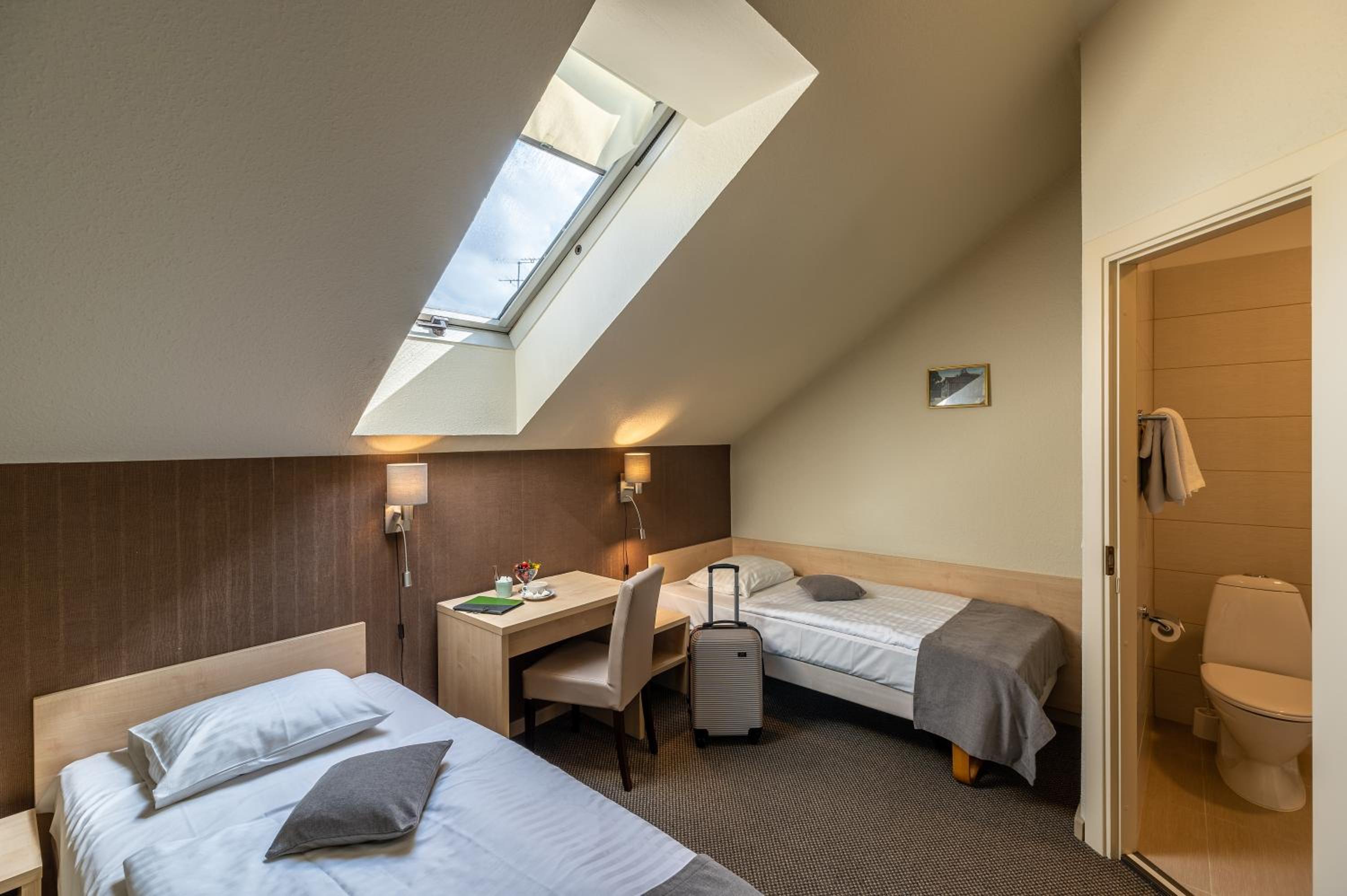 Standard Twin Room - Photo 2