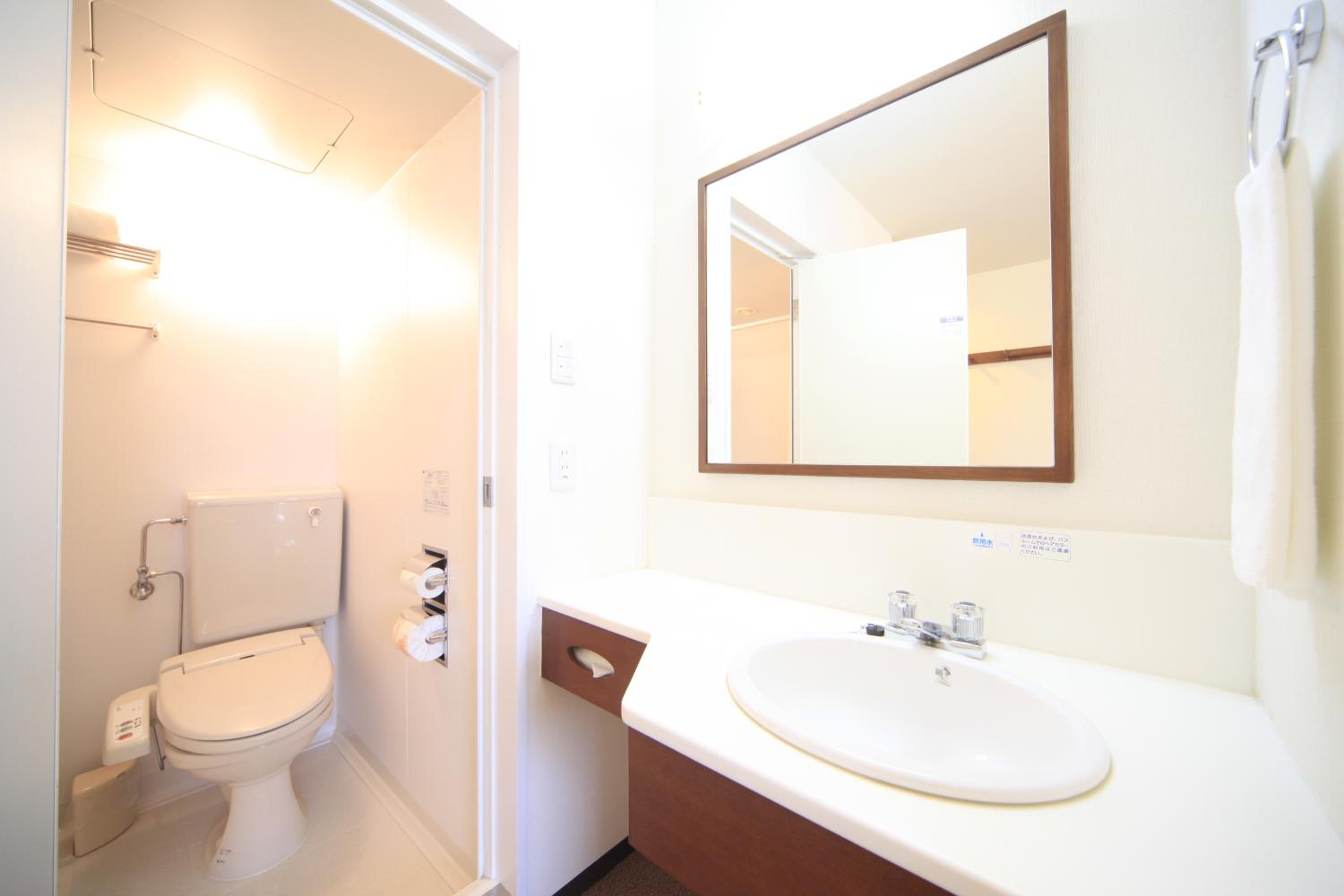 Twin Room - Non-Smoking photo 3