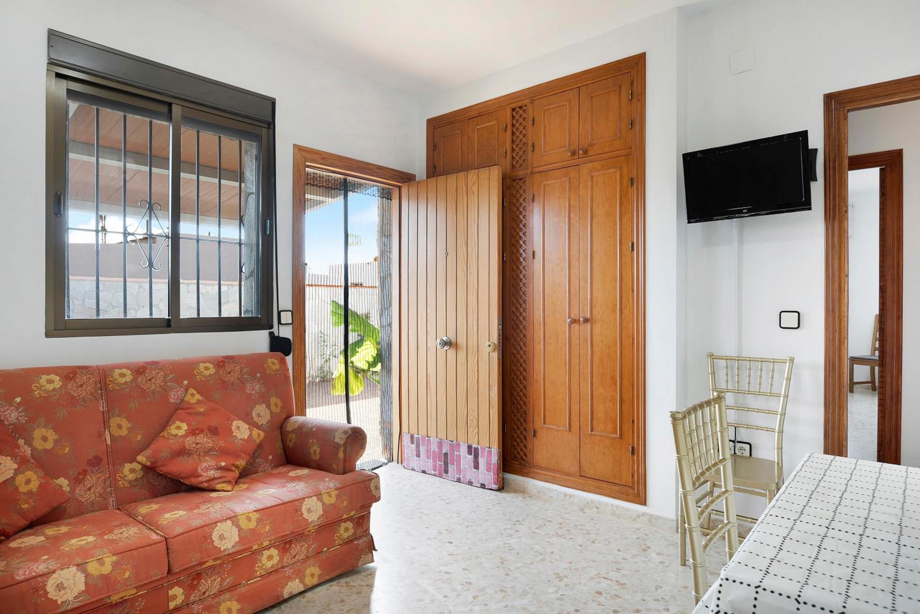 One-Bedroom House - Photo 6