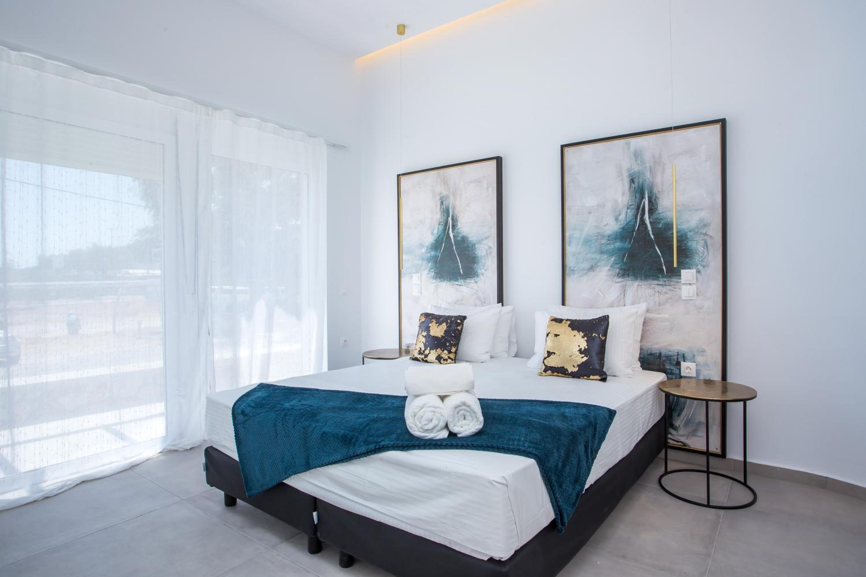 Junior Suite with Side Sea View