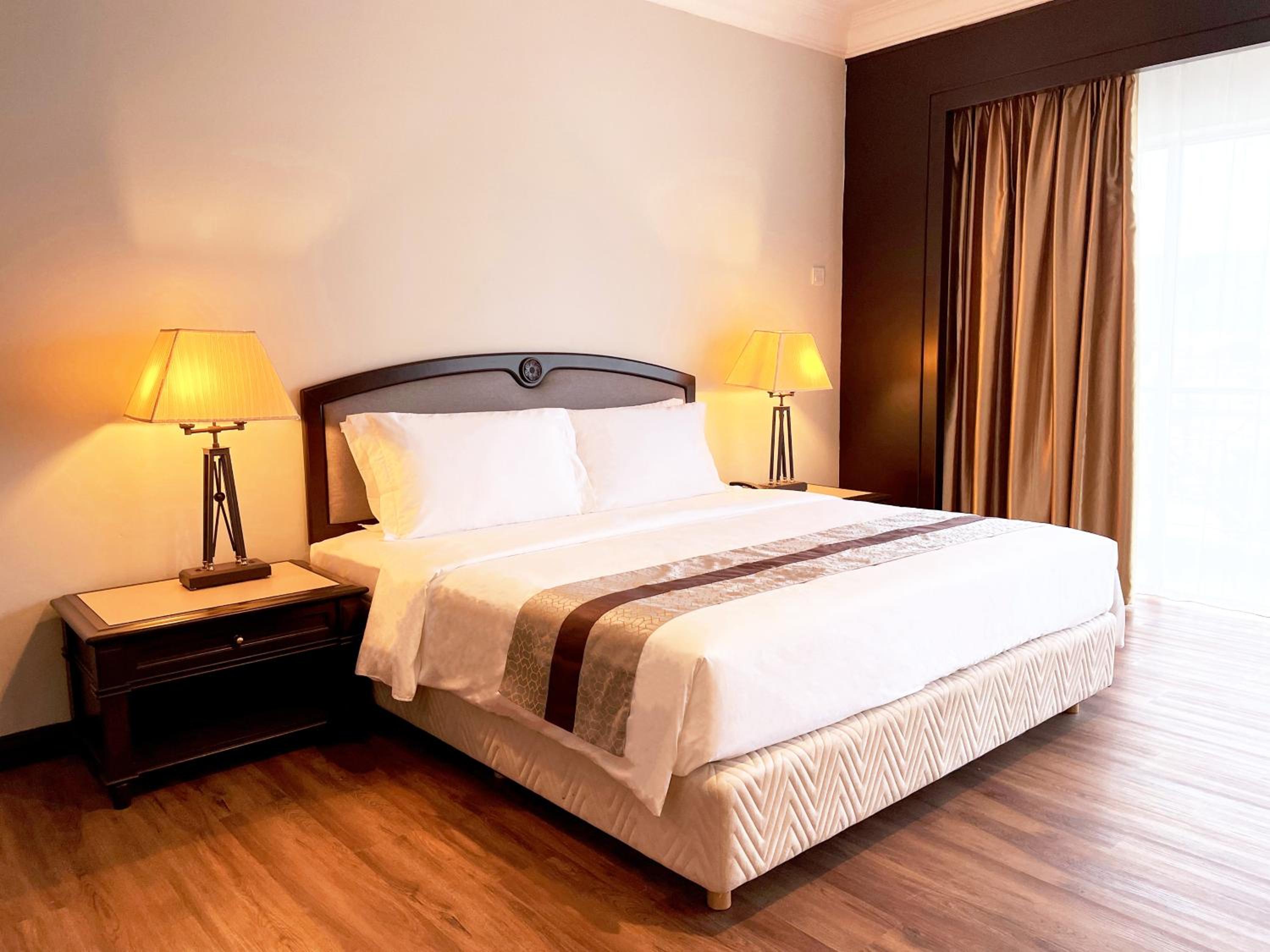 Executive Suite - Photo 4