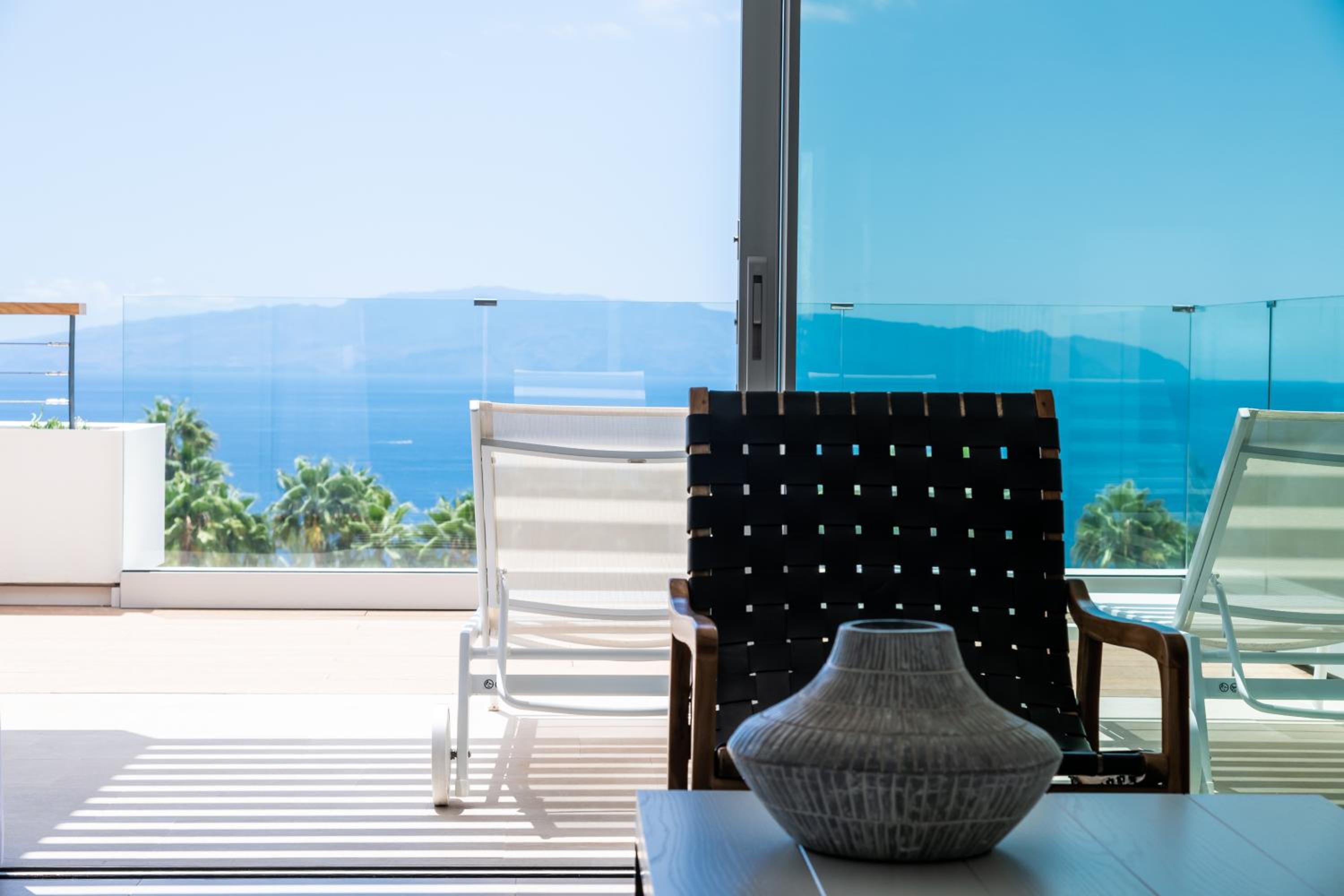 Three-Bedroom Suite with Sea View thumbnail 6