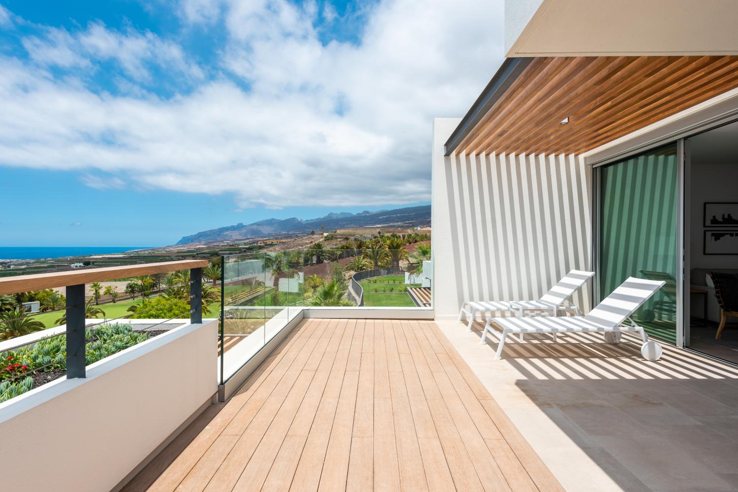 Three-Bedroom Suite with Sea View thumbnail 6