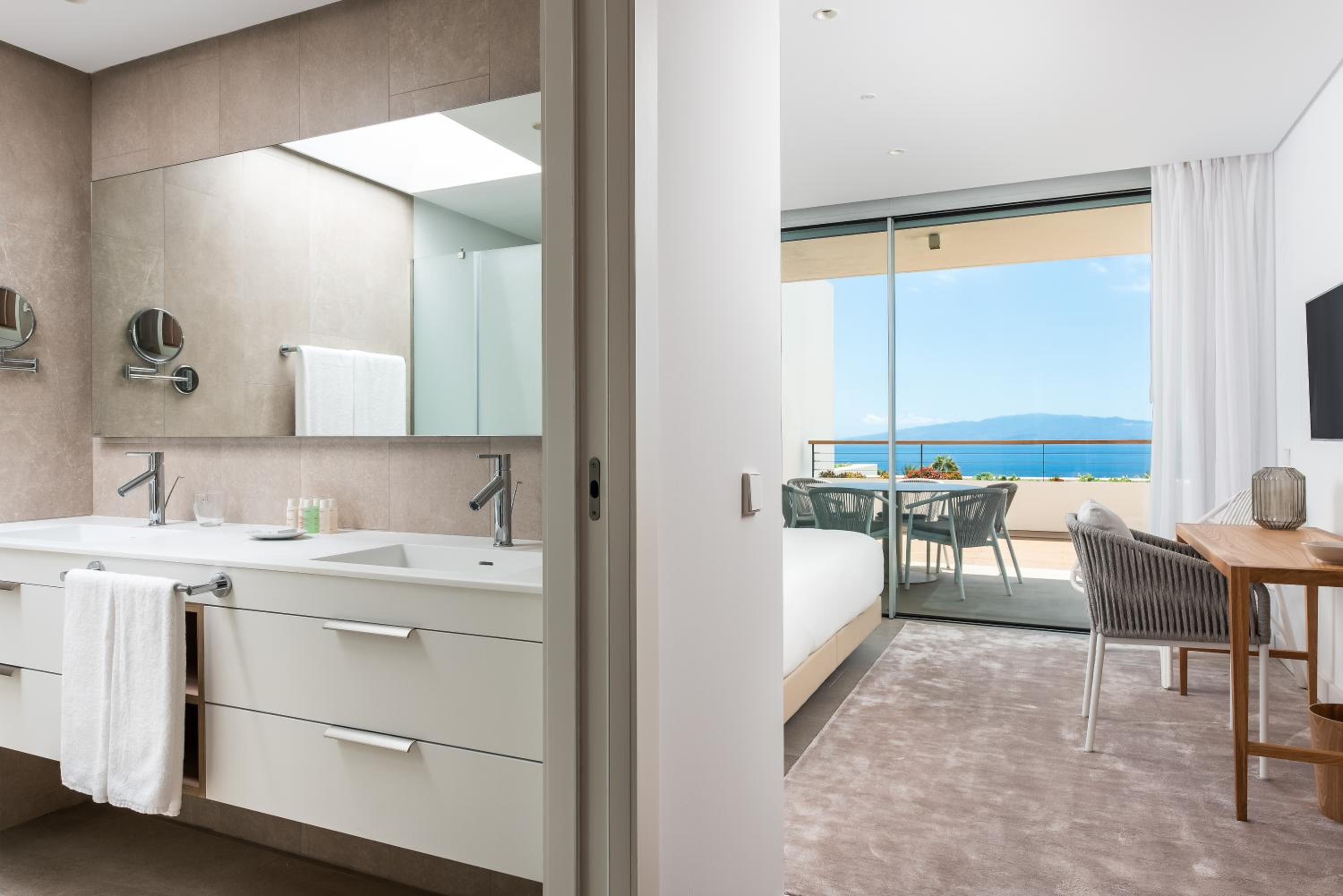 Two-Bedroom Suite with Sea View - Photo 22