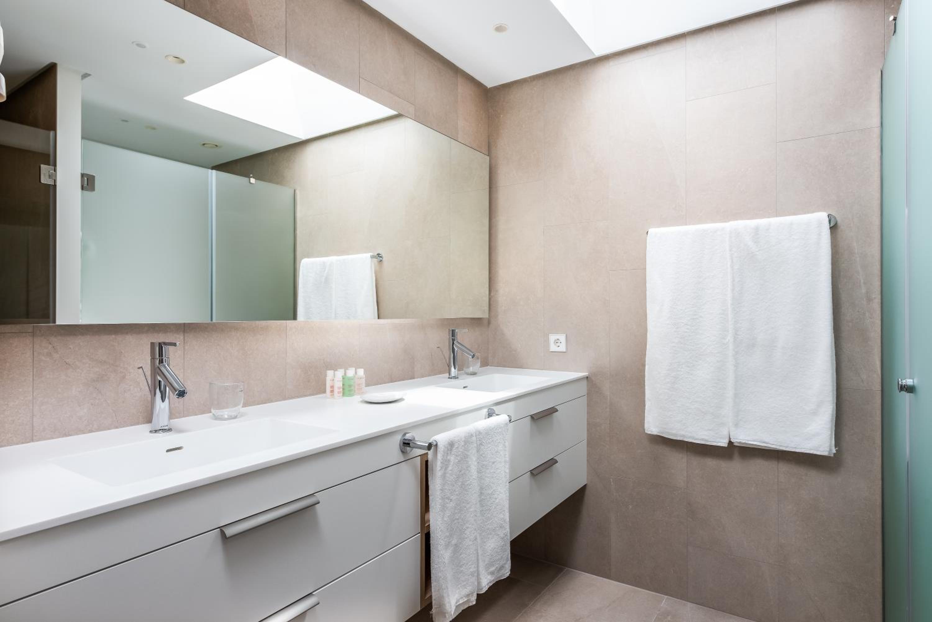 Two-Bedroom Suite with Sea View - Photo 21