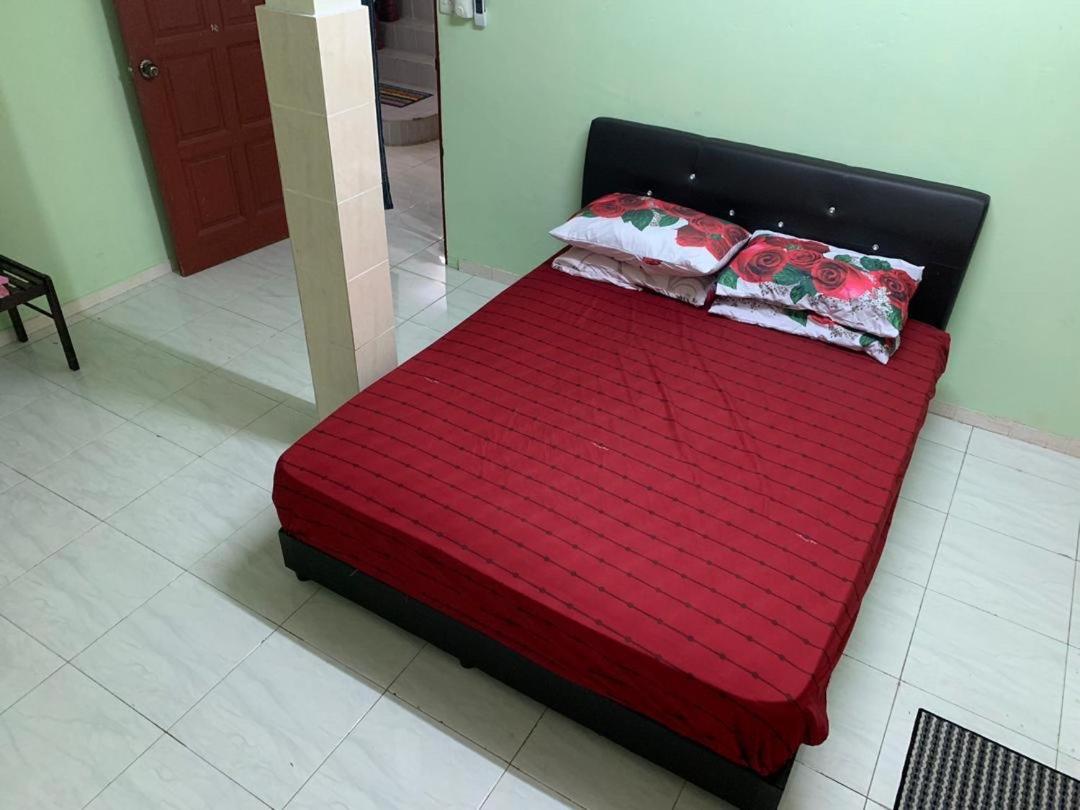 Three-Bedroom House photo 3