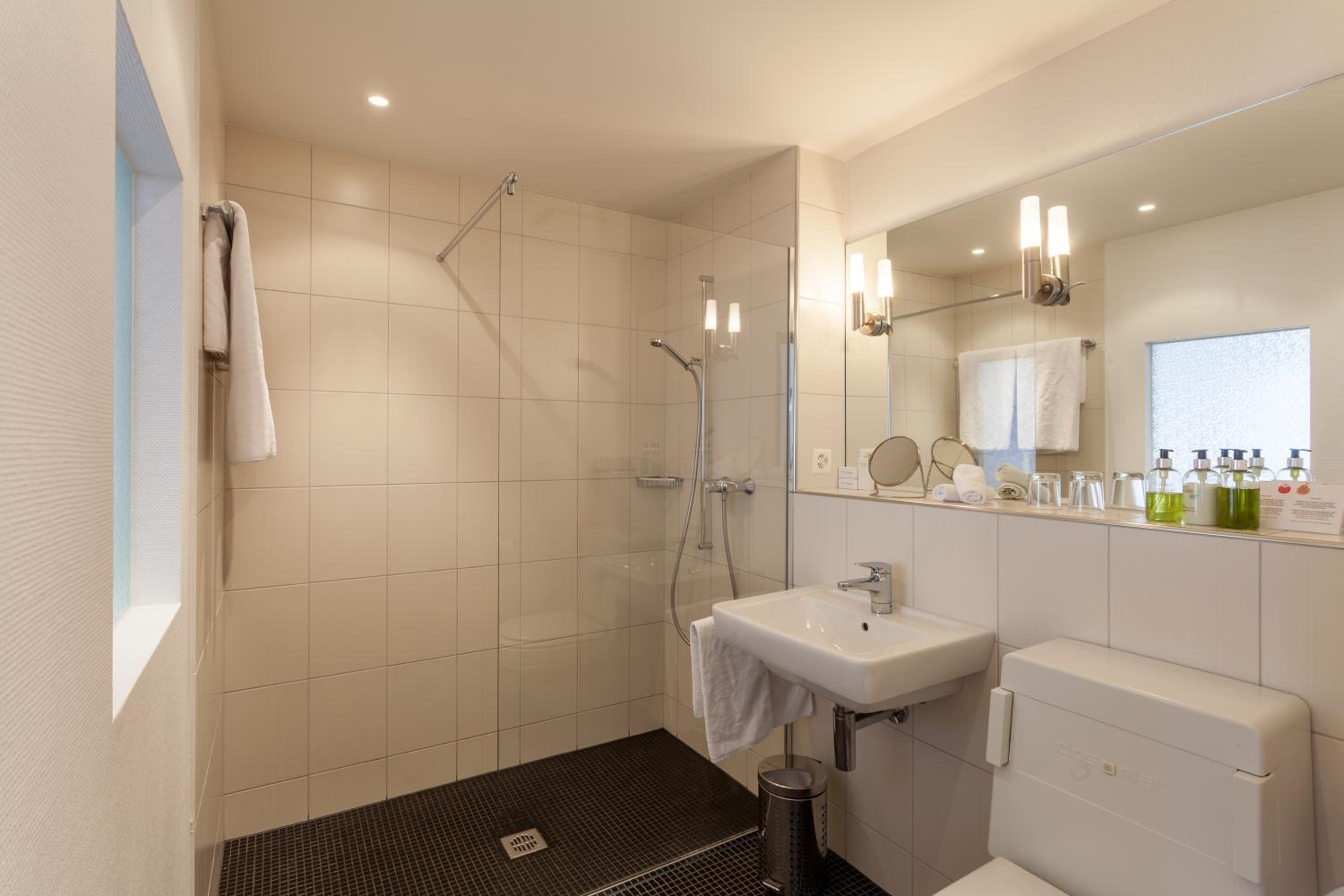 Junior Suite with Balcony - Photo 4