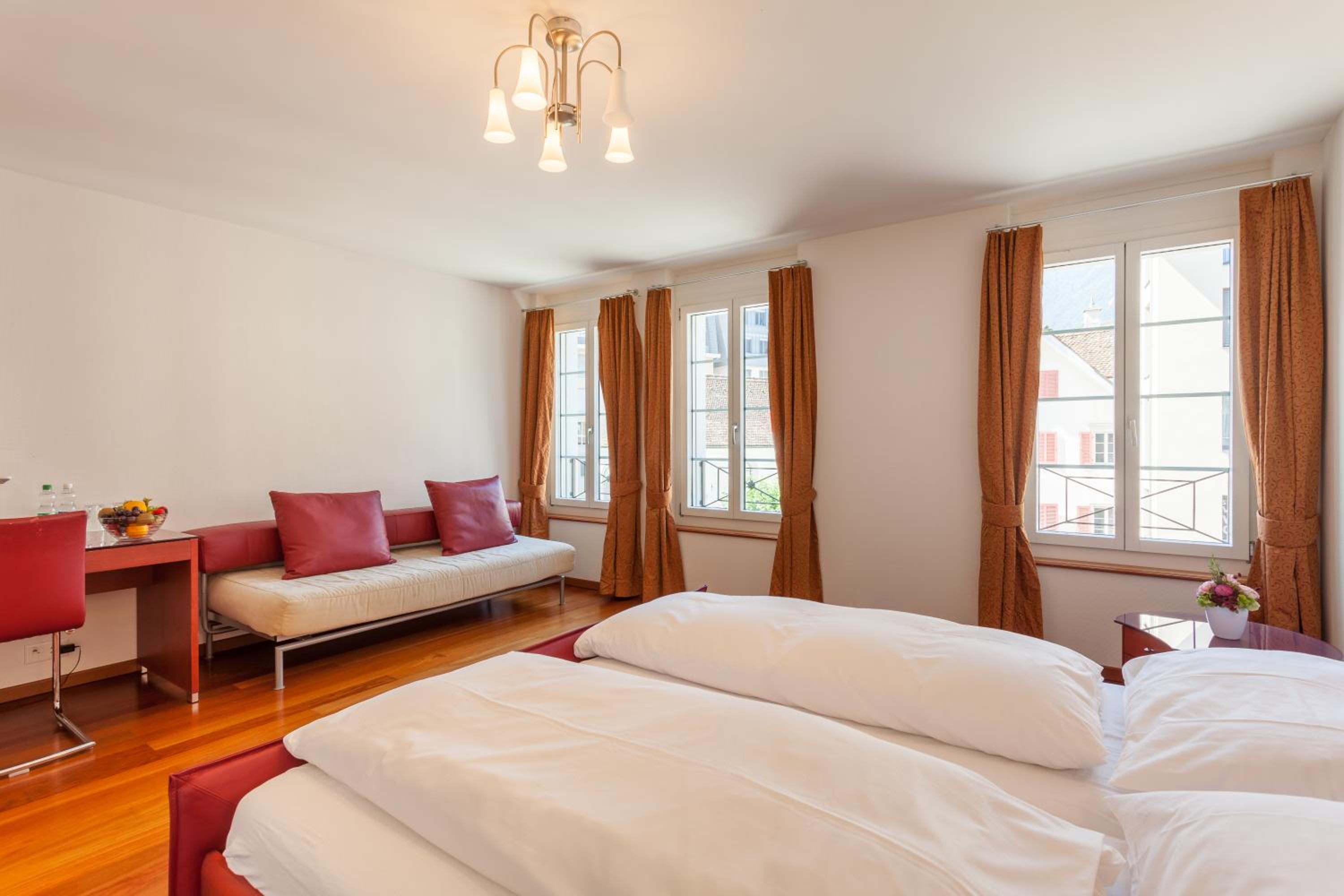 Junior Suite with Balcony - Photo 3