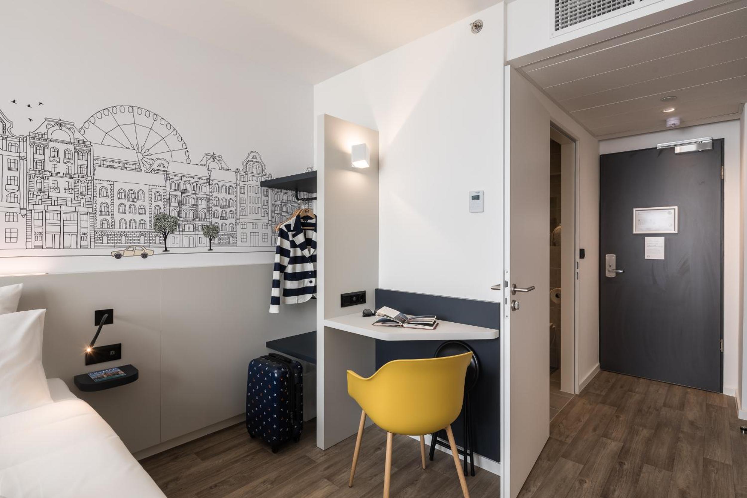 Twin Room thumbnail 5