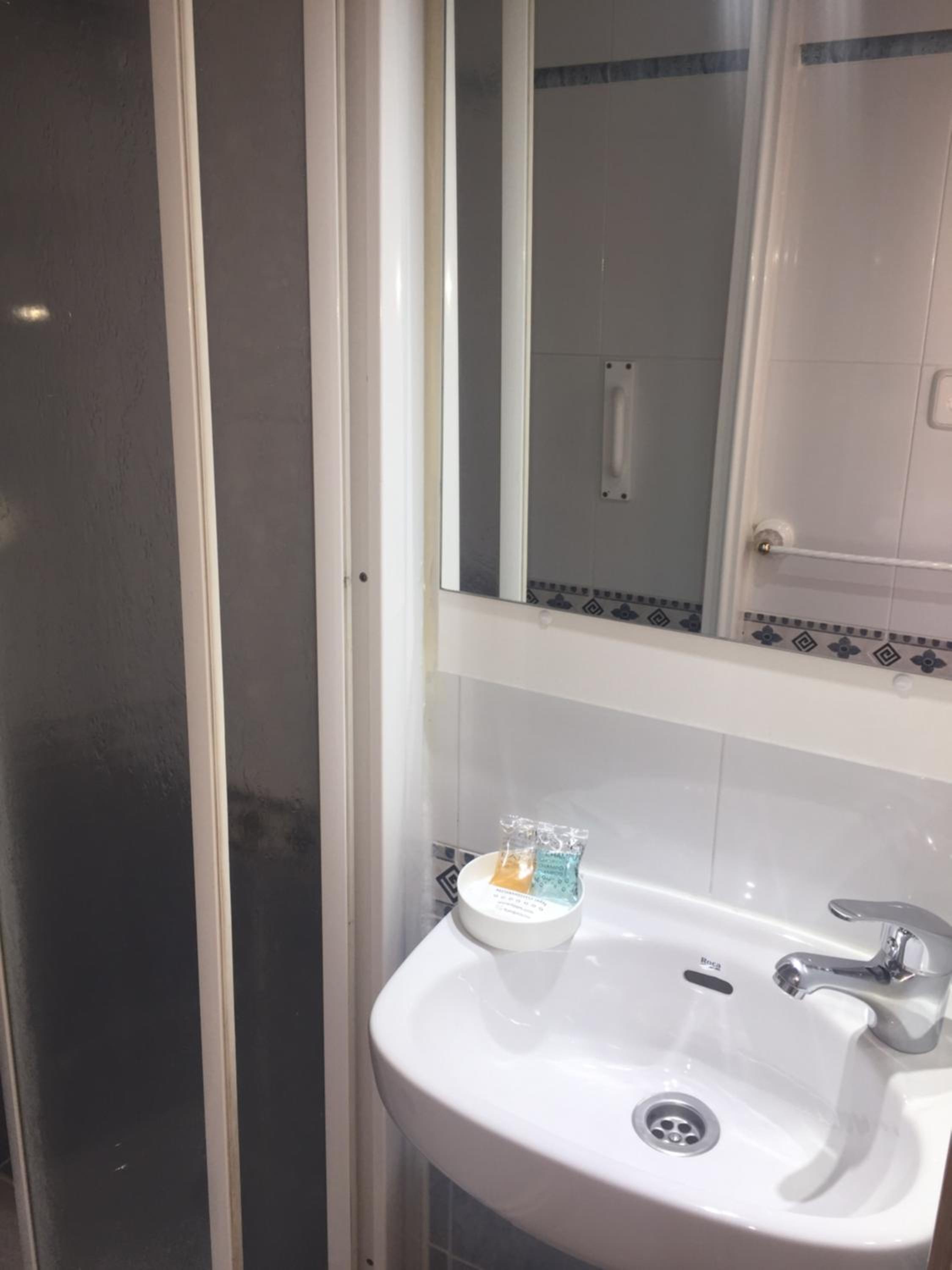 Single Room with Shared Toilet photo 2