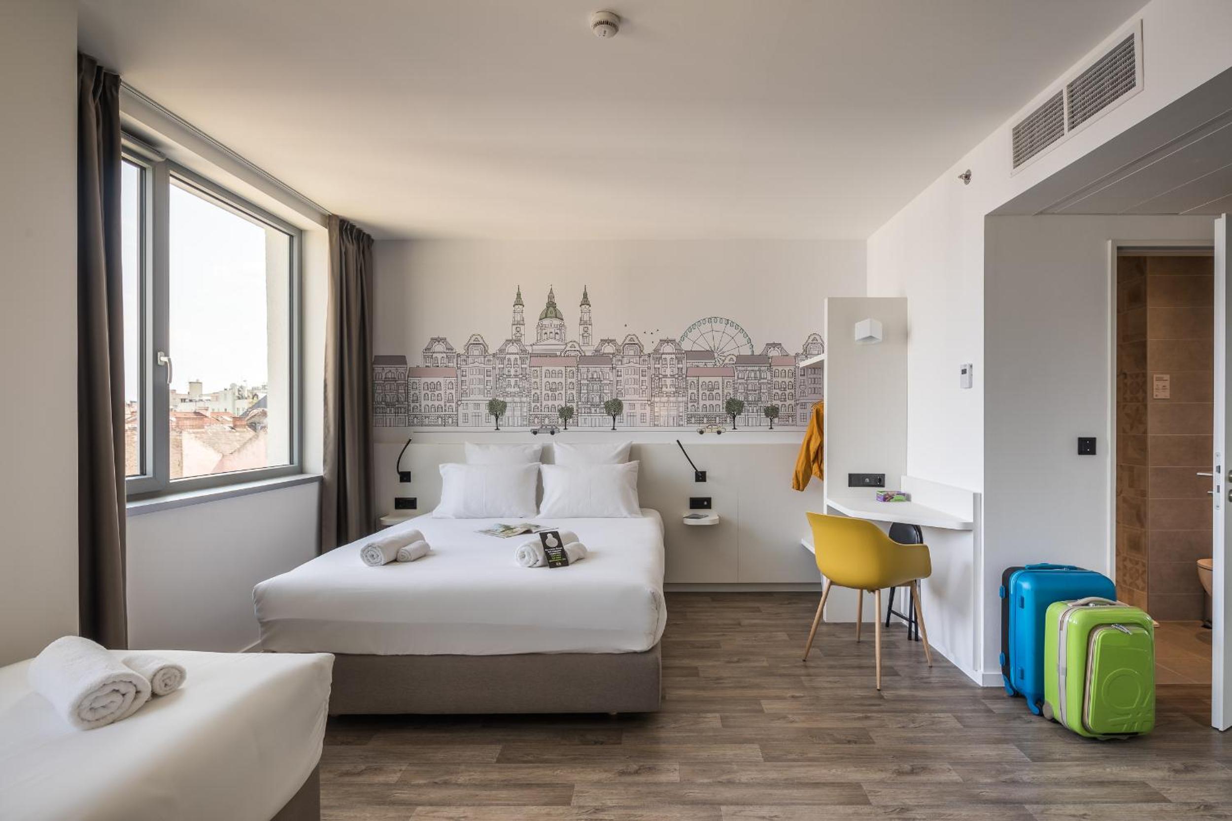 Triple Room thumbnail 6