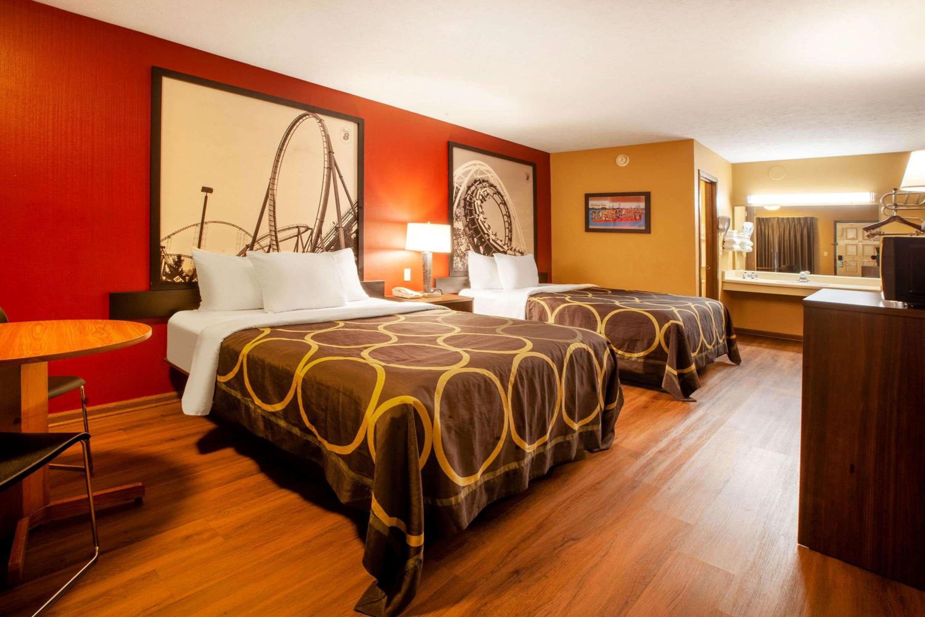 Queen Room with Two Queen Beds - Non-Smoking - Photo 1