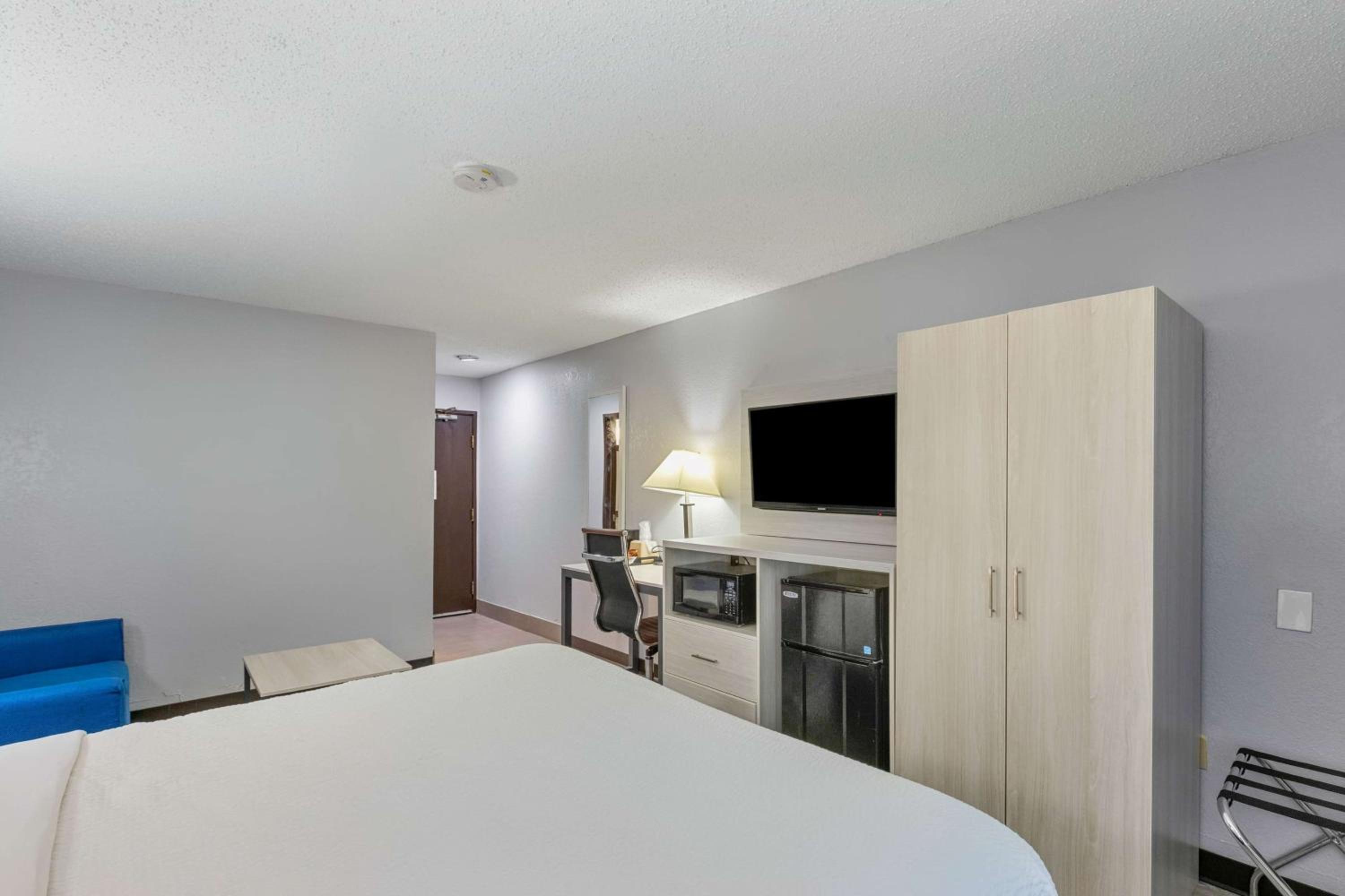 1 Queen Bed, Mobility Accessible Room, Bathtub w/ Grab Bars, Non-Smoking - Photo 1