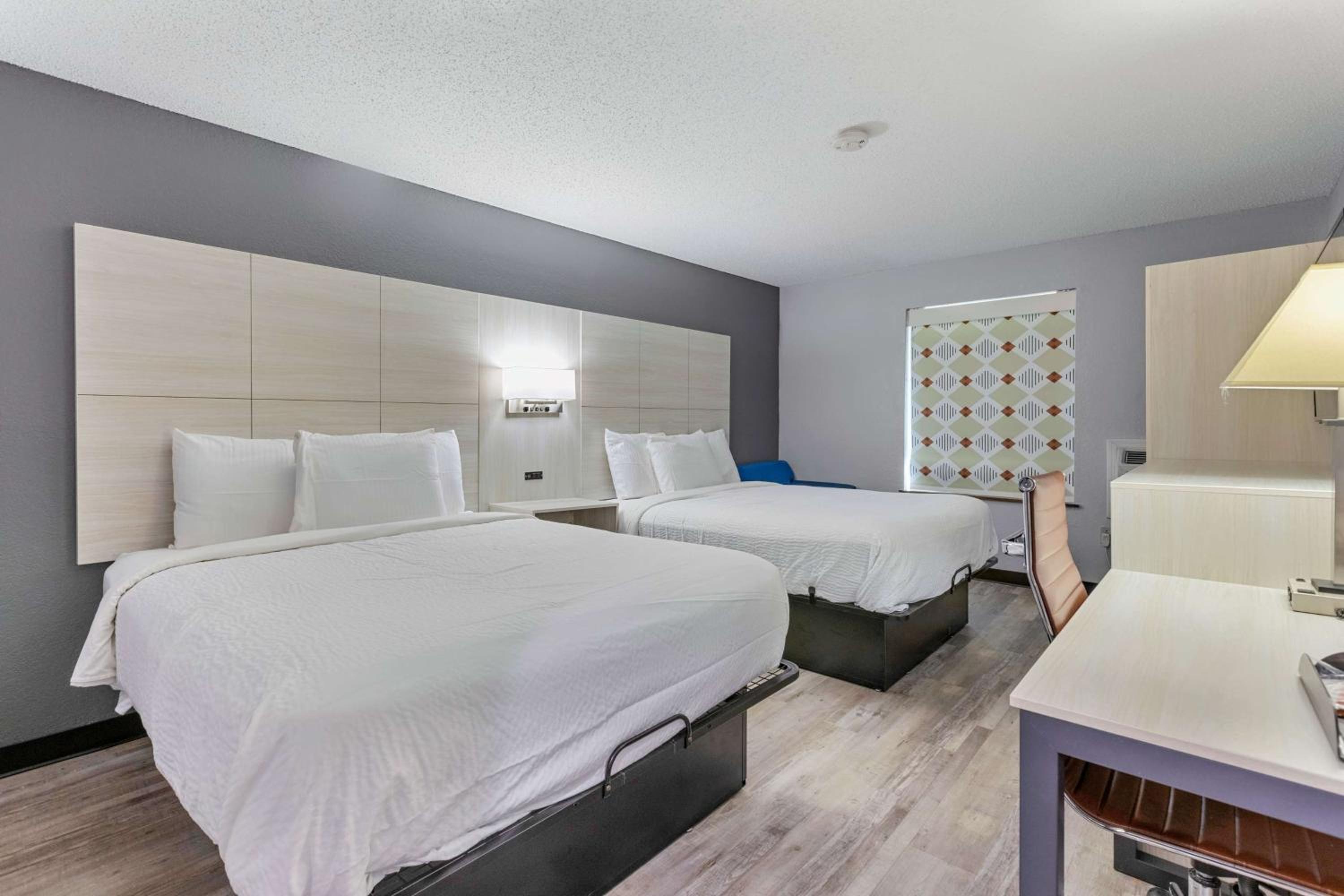 Queen Room with Two Queen Beds - Non-Smoking - Photo 6