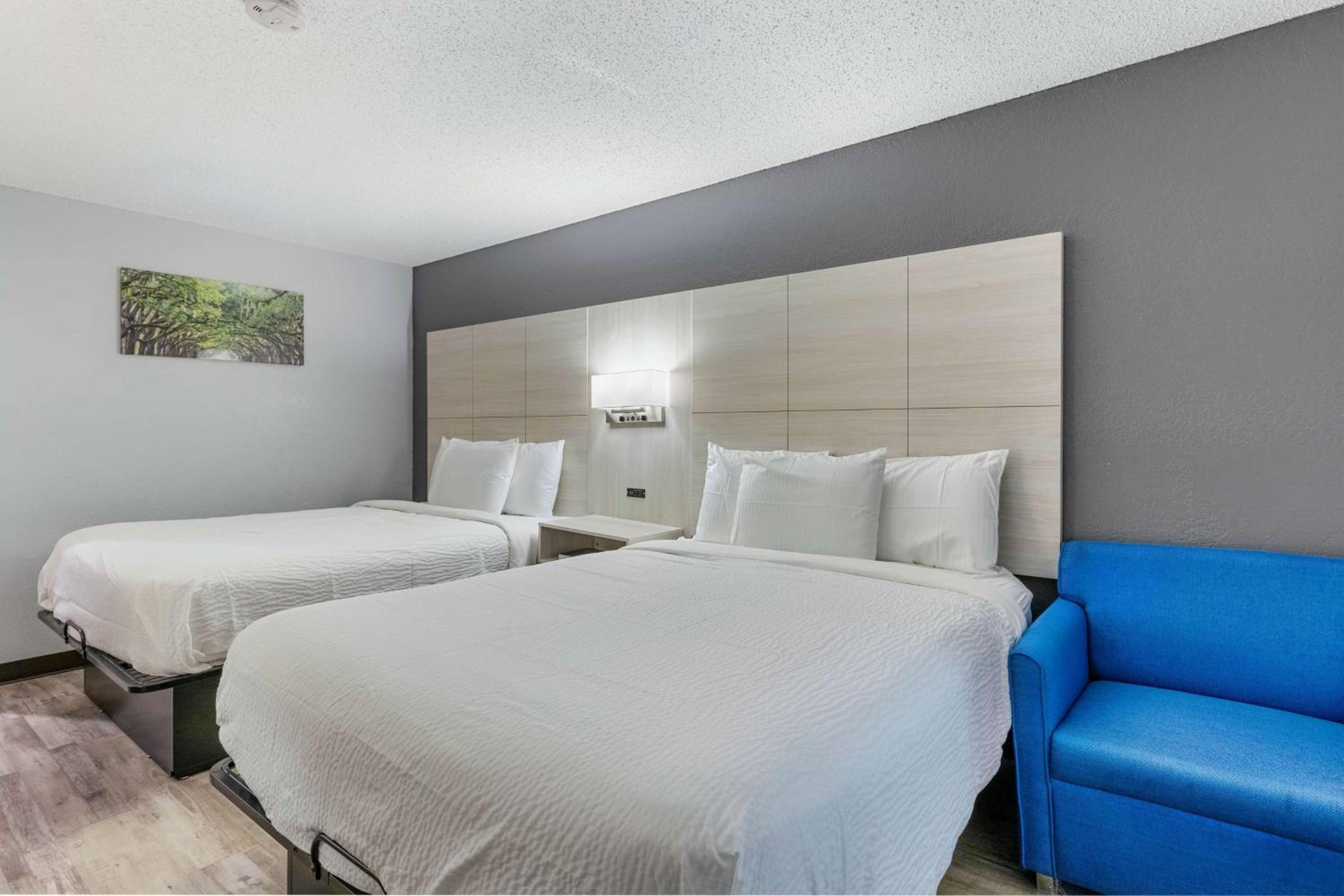 Queen Room with Two Queen Beds - Non-Smoking - Photo 7