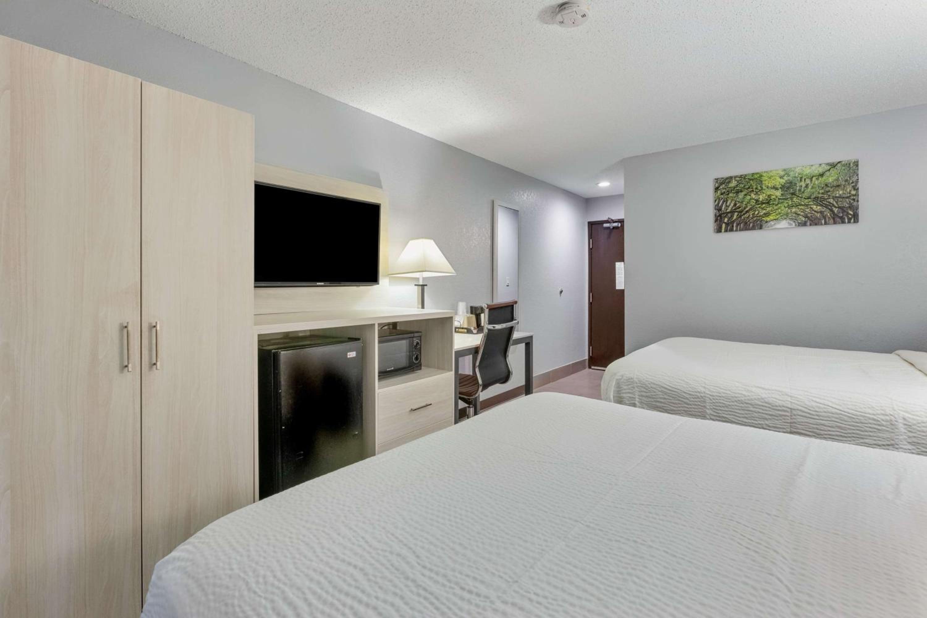 Queen Room with Two Queen Beds - Non-Smoking - Photo 8