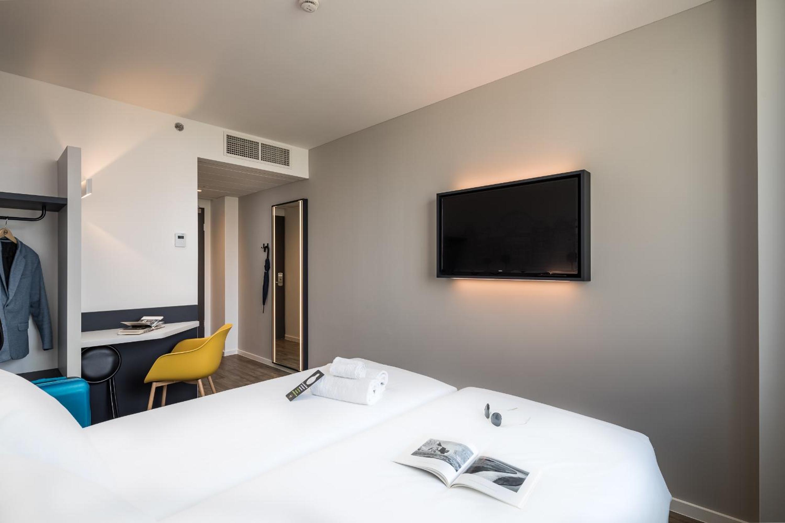 Deluxe Twin Room thumbnail 5