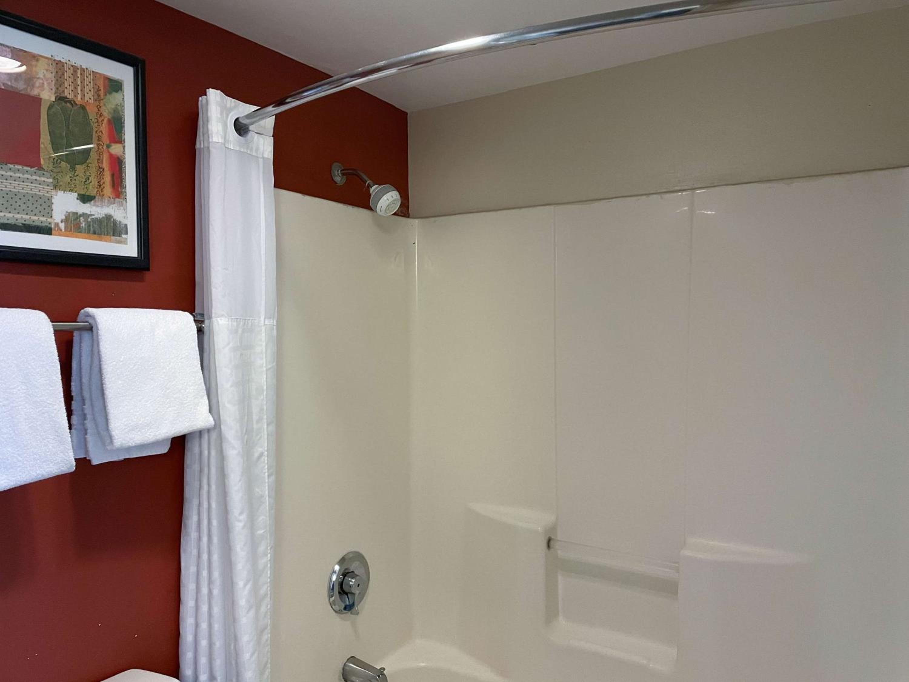 Queen Room with Two Queen Beds - Smoking - Photo 2