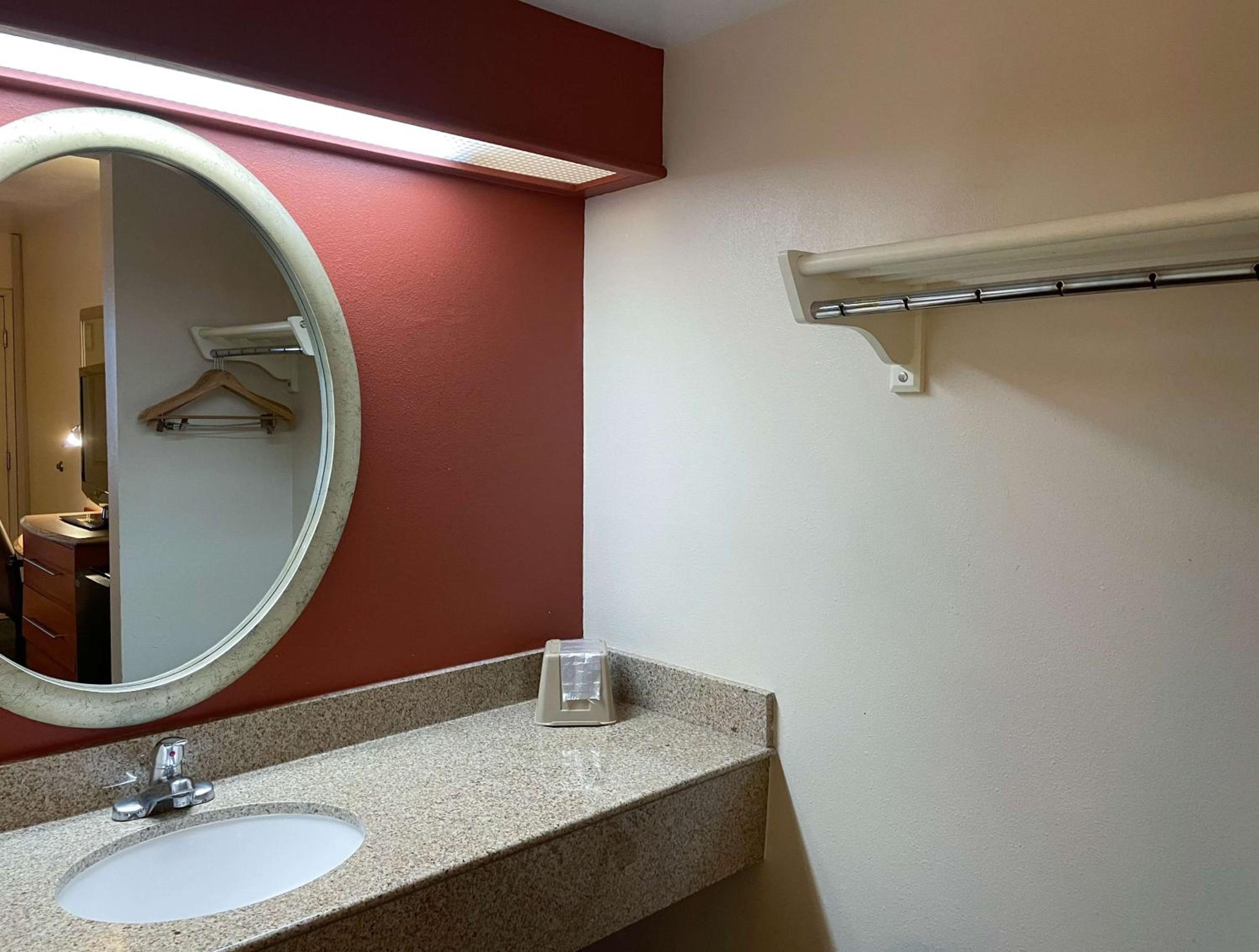 Queen Room - Disability Access - Roll in Shower - Photo 2