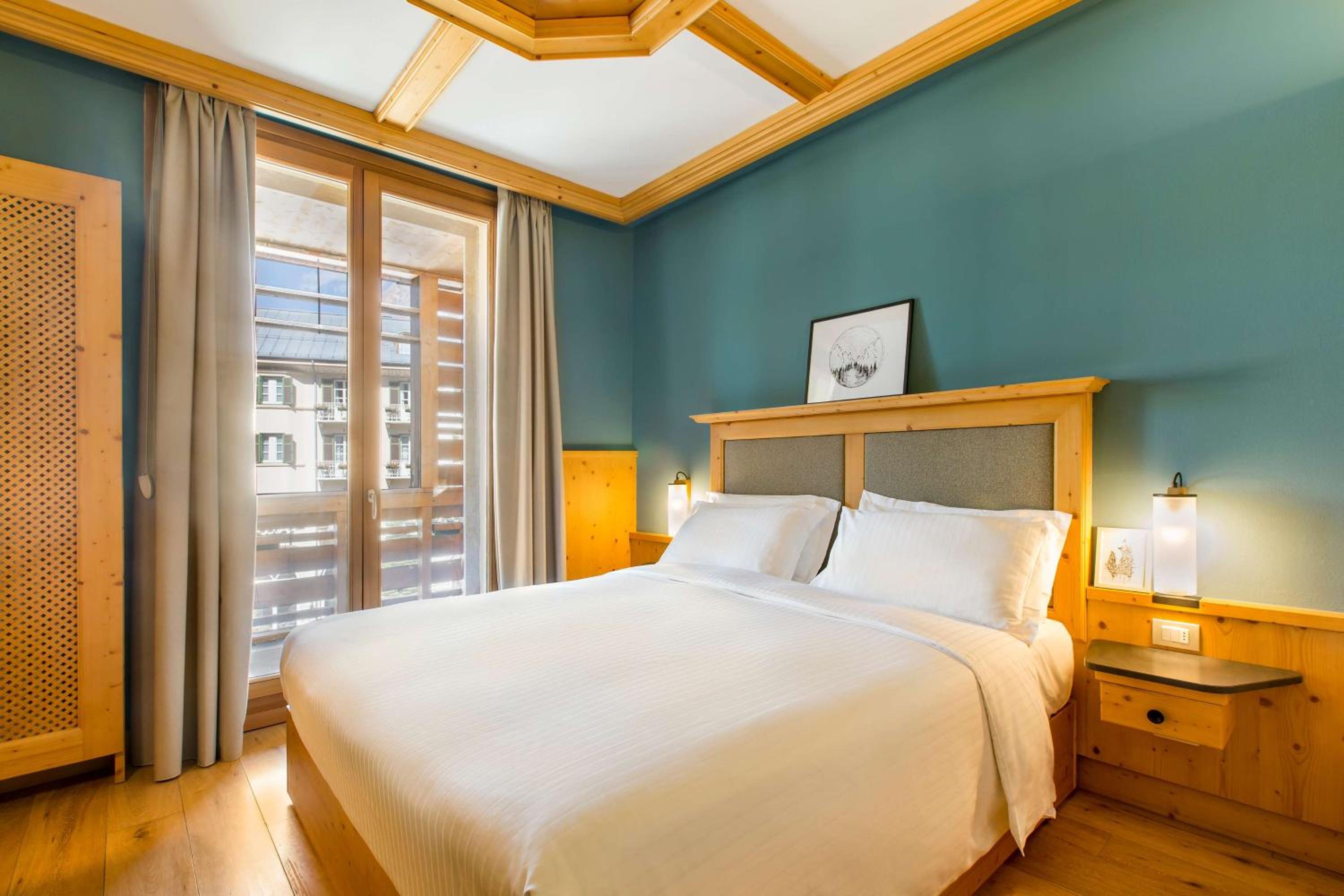 One-Bedroom Apartment with Tofane Mountain View and Balcony - Photo 2