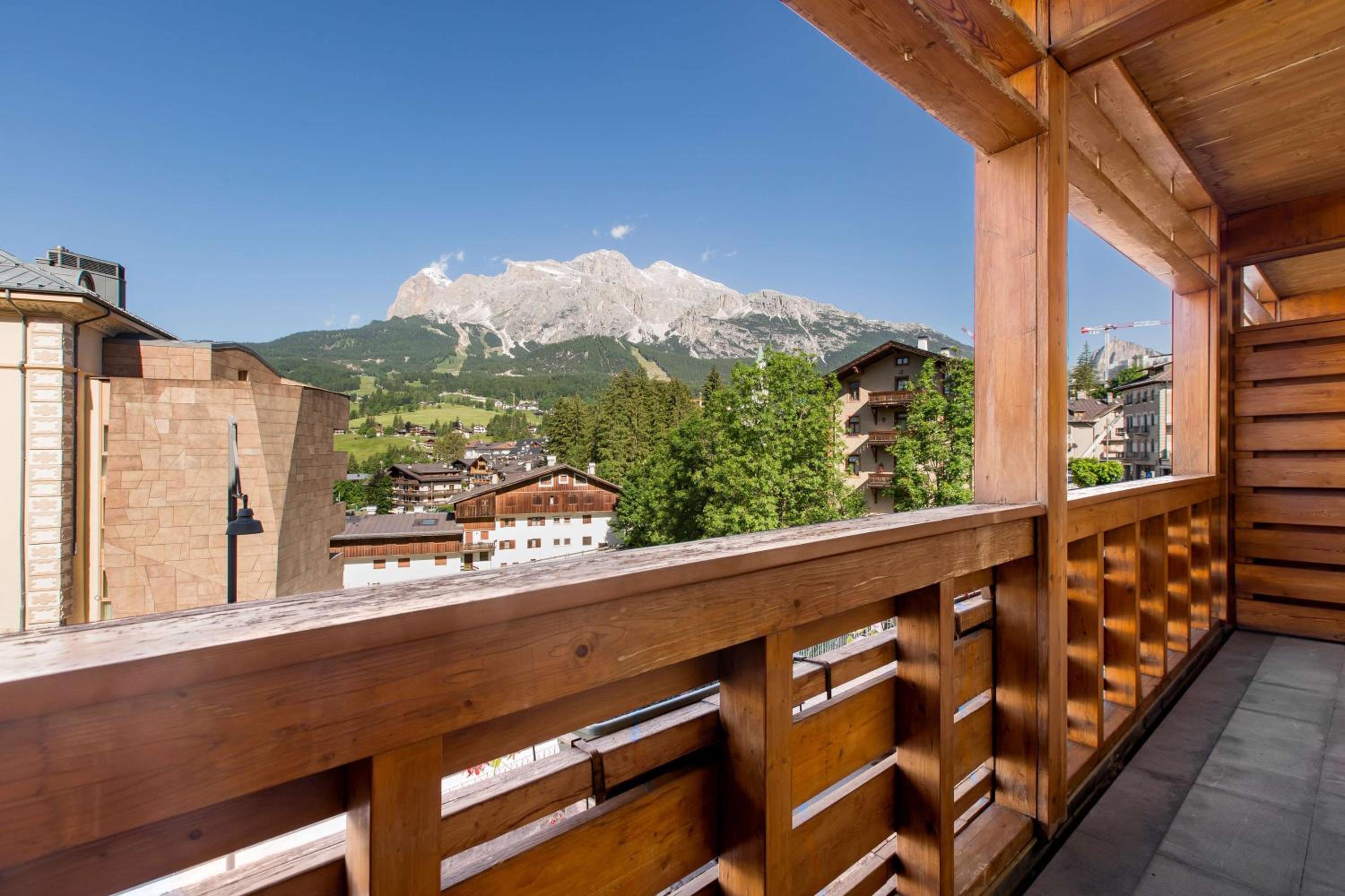 One-Bedroom Apartment with Tofane Mountain View and Balcony - Photo 14