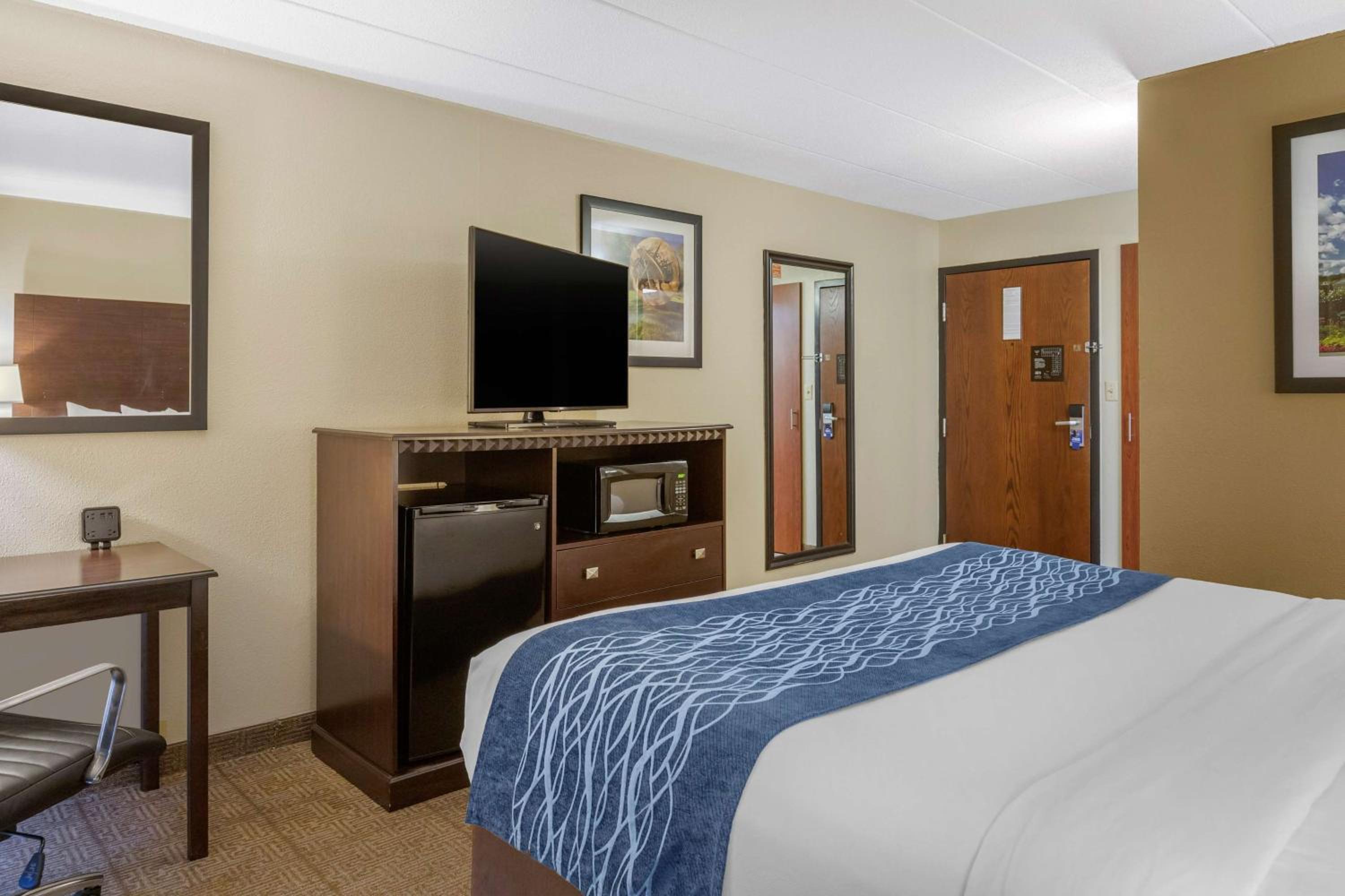 King Room - Non-Smoking - Photo 9