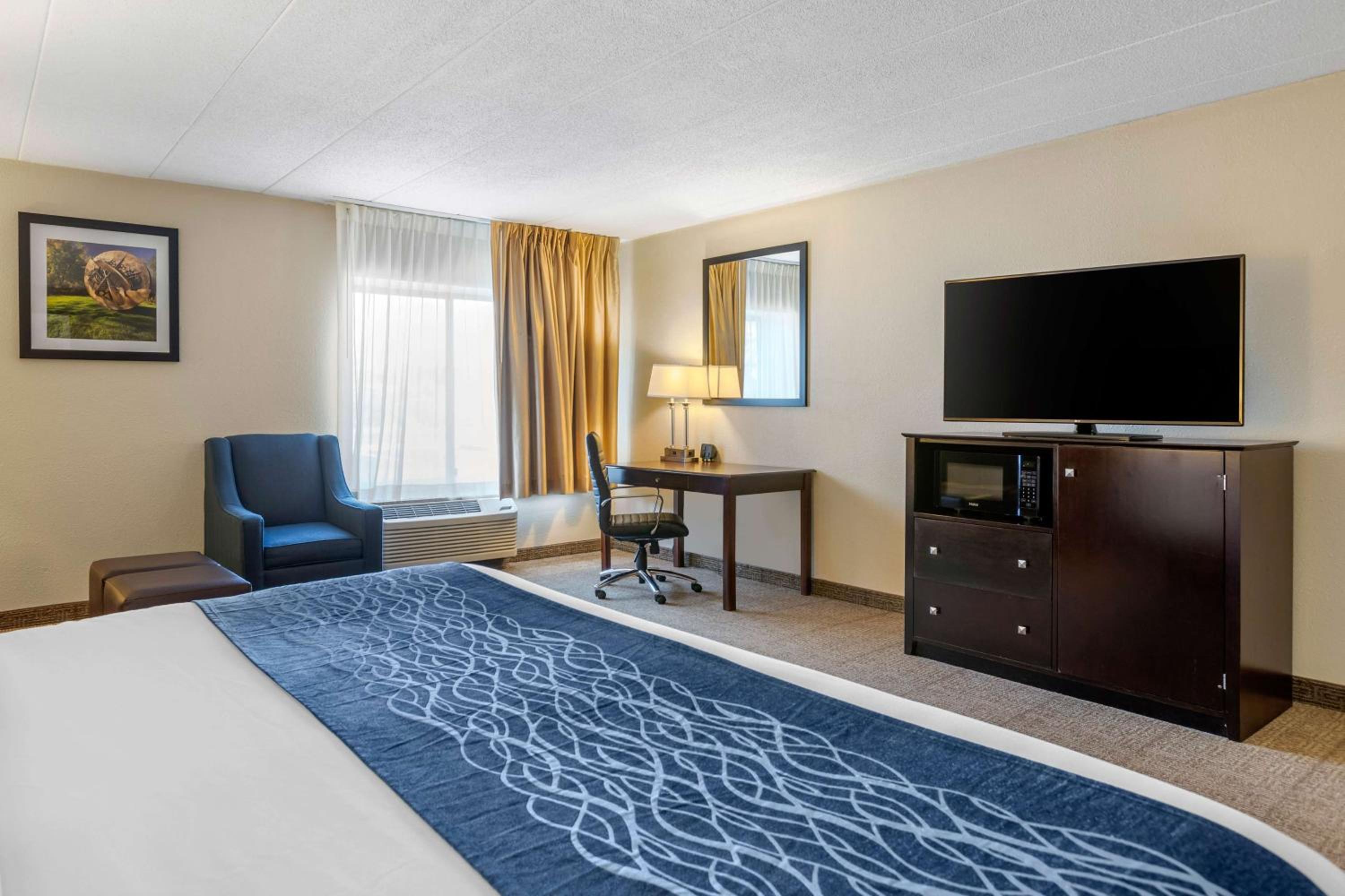 King Room with Sofa Bed - Non-Smoking - Photo 5