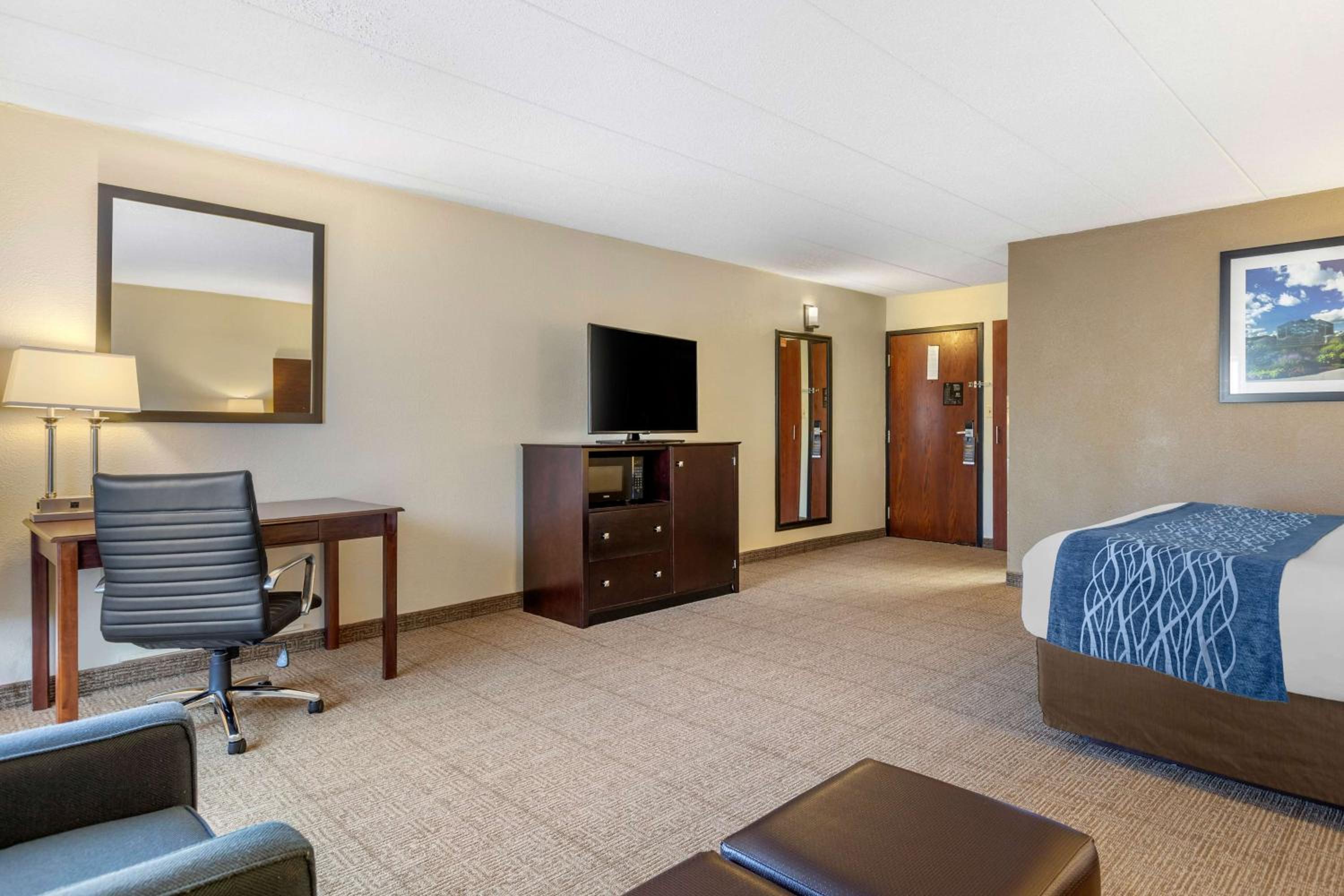 King Room with Sofa Bed - Non-Smoking - Photo 4