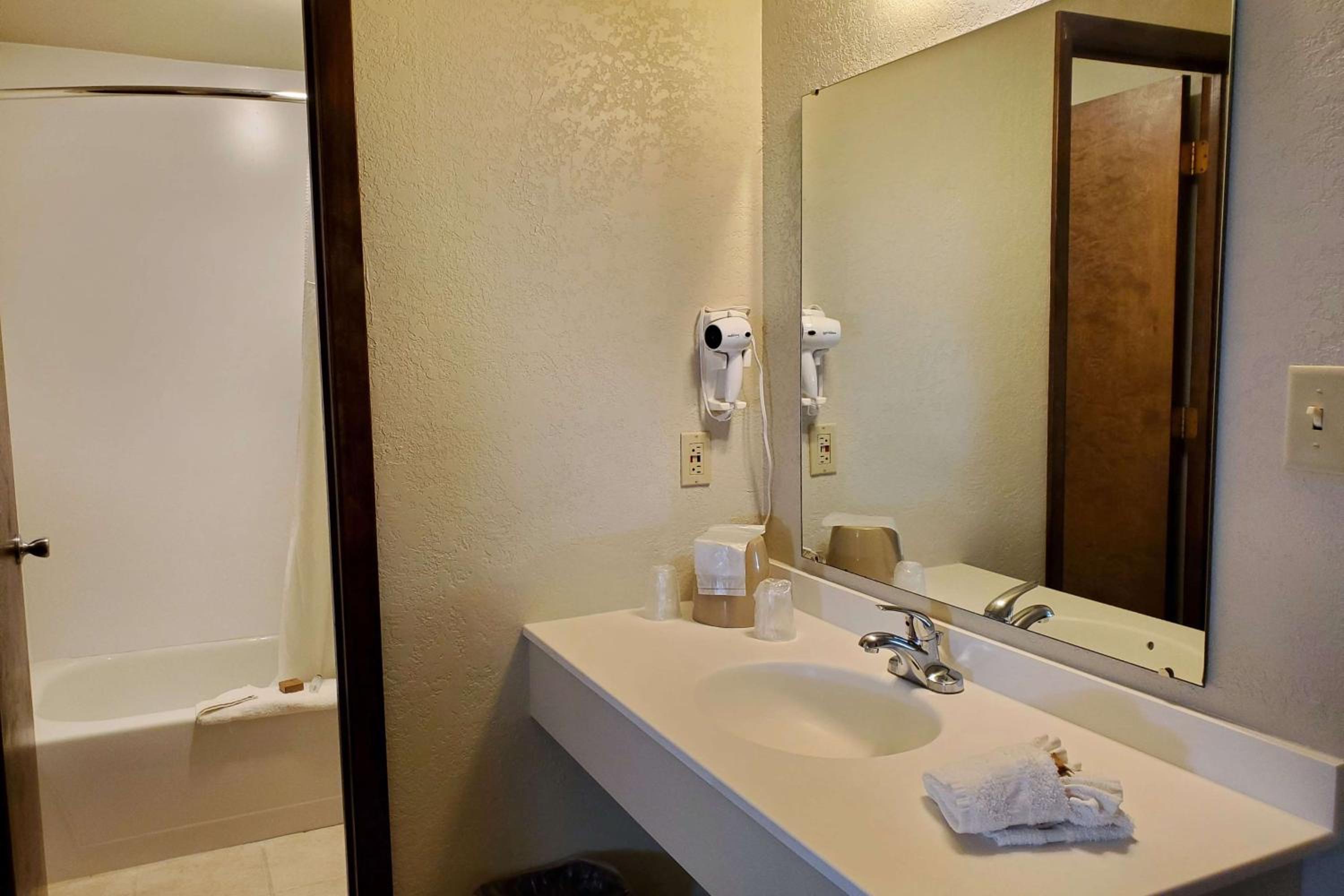 Deluxe Studio Suite with Two Queen Beds - Non-Smoking photo 2
