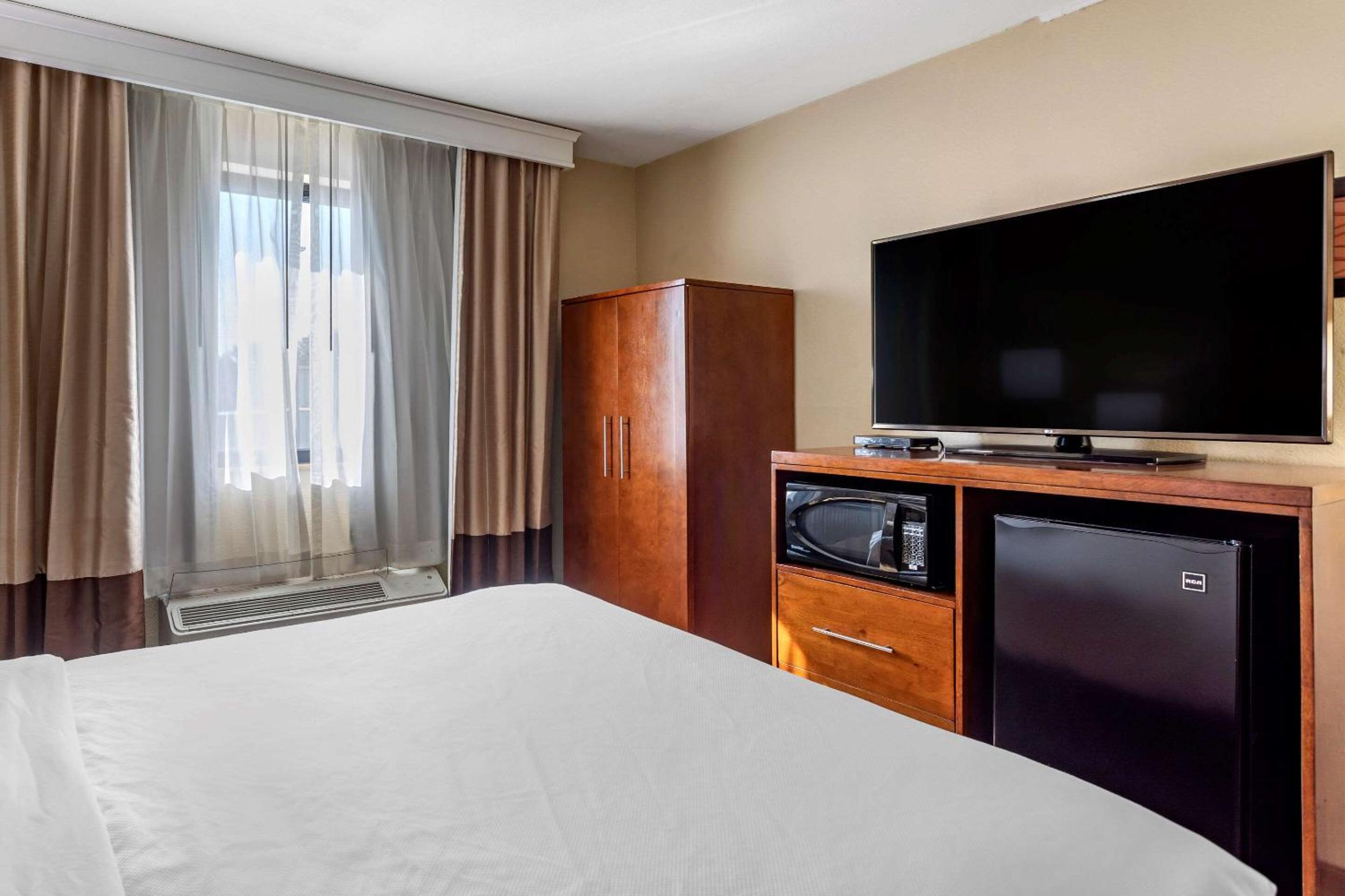 King Room - Non-Smoking - Photo 1